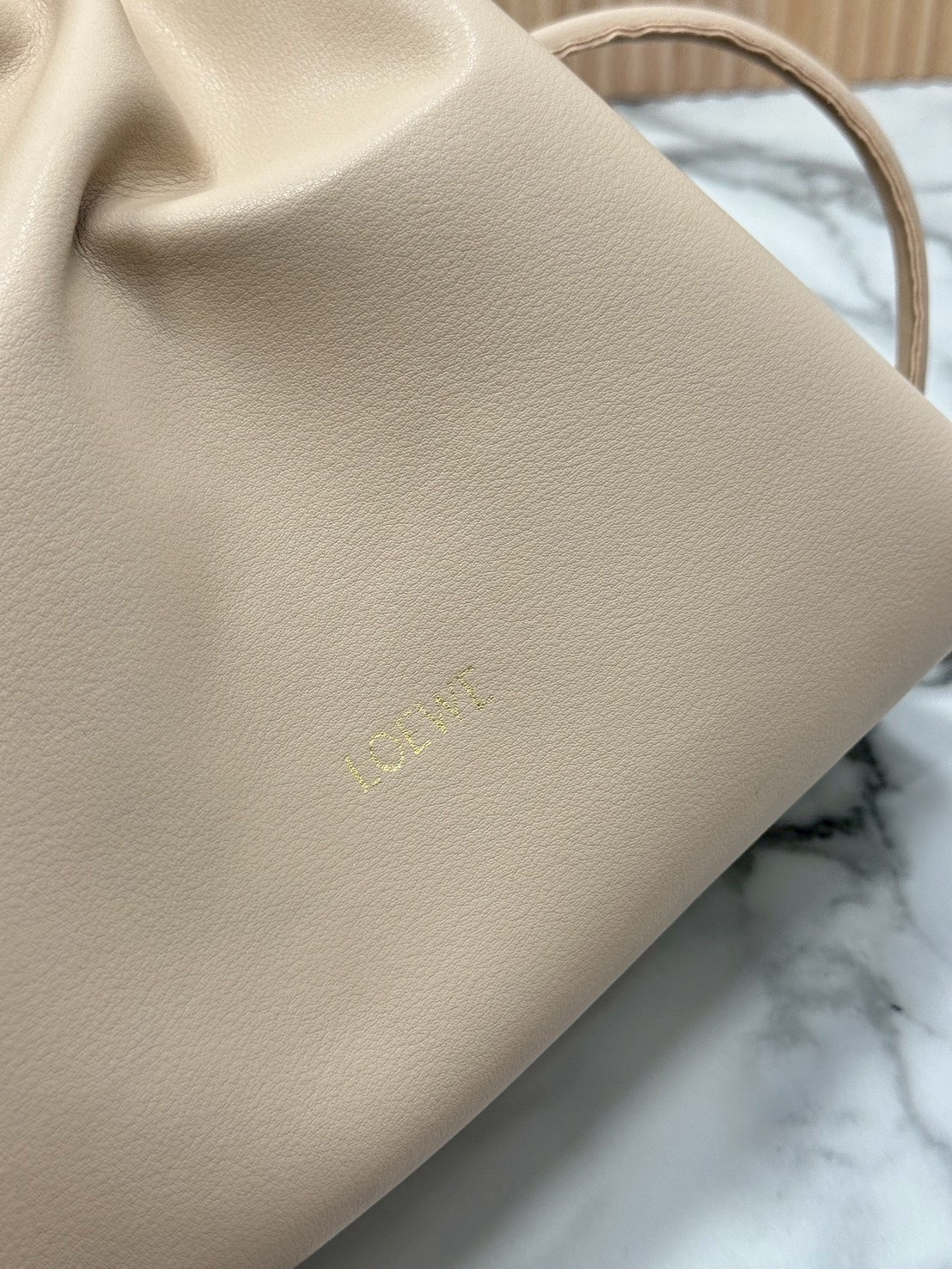 ORI หนังแท้ | Medium Loewe Flamenco clutch in nappa leather 30cm กระเป๋าสะพายทรงคลัชดีไซน์รูดเชือก เรียบหรูดูแพง เรียบง่ายใช้งานสะดวก หนังแนปป้าให้สัมผัสนุ่มสบายผิว มาพร้อมสายสะพายร้อยห่วงหรูหรา