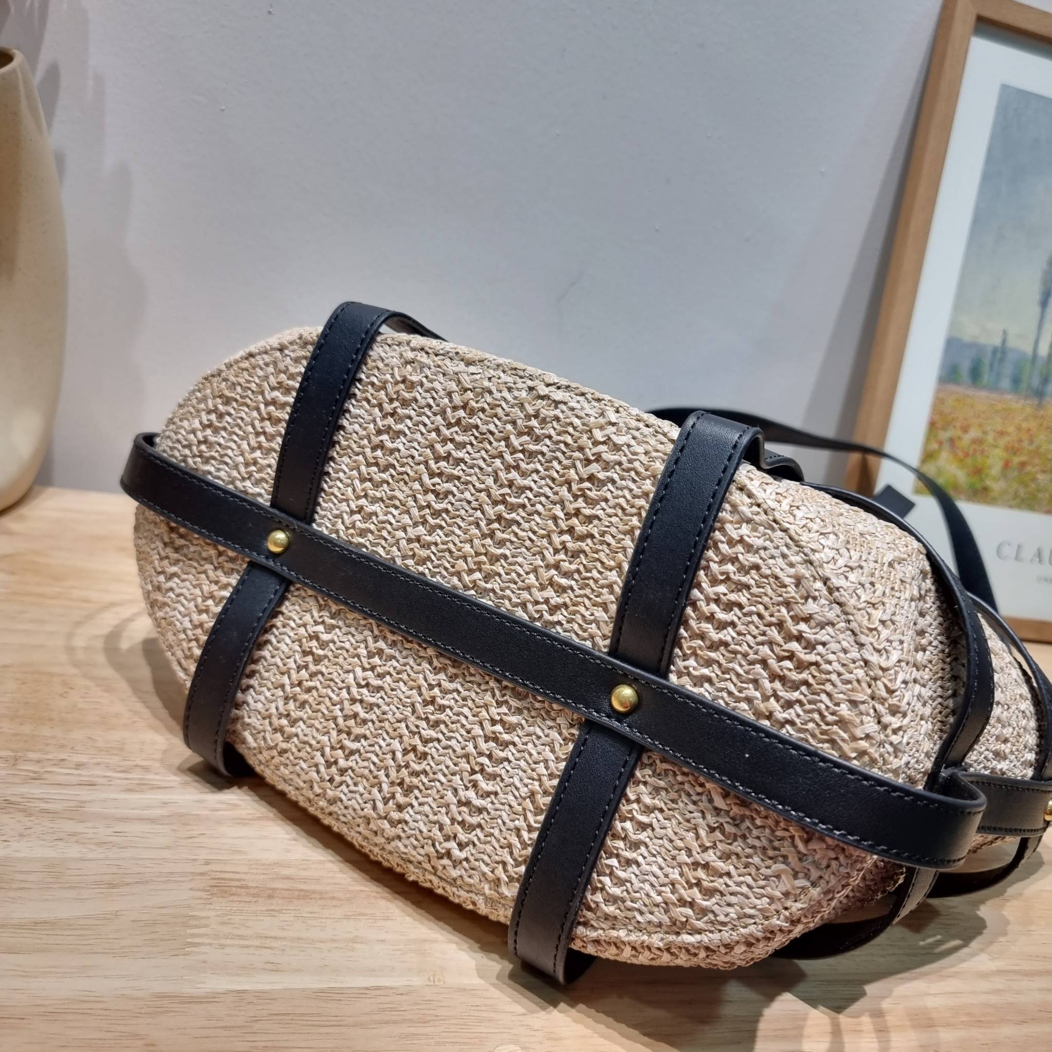 YSL PANIER STUDDED LEATHER TRIMMED WOVEN RAFFIA สวยไม่ซ้ำใคร ใหม่ที่สุด กับกระเป๋าสะพายสานทรงยูนีค ที่เติมดีเทลความหรูด้วยสายหนังคาดตกแต่ง ดูแพงไปอีก