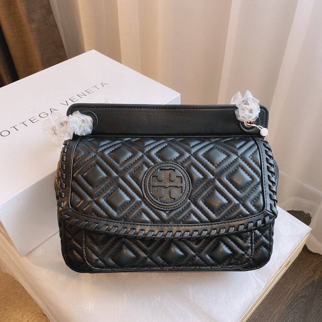 TORY BURCH MARION SADDLE BAG สวยหรูมาก กระเป๋าทรง CROSSBODY *หนังแท้ทั้งใบ ตกแต่งลายฉลุ อะไหล่ทอง