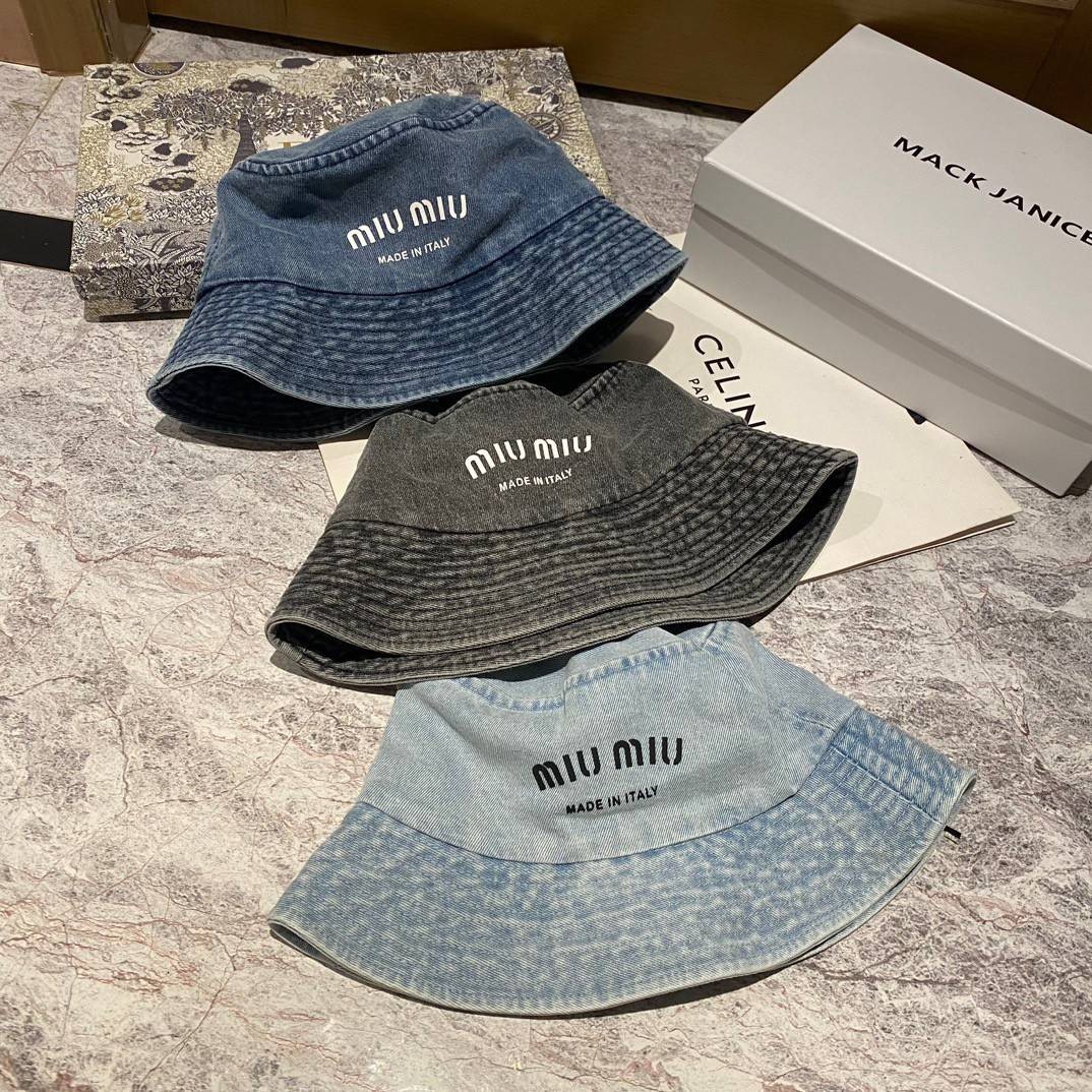 MIU MIU Denim Logo Bucket Hat / MIU MIU Bucket Hat "ของมันต้องมี" หมวกงานคุณภาพที่สุด เกรดท็อปออริ เดนิมสุดคลาสสิก ใช้งานต่างประเทศได้ พร้อมส่งแน่นๆ สั่งแจกเป็นของขวัญ หรือซื้อเก็บไว้ใช้เองรับรองเลิศจ้า!!