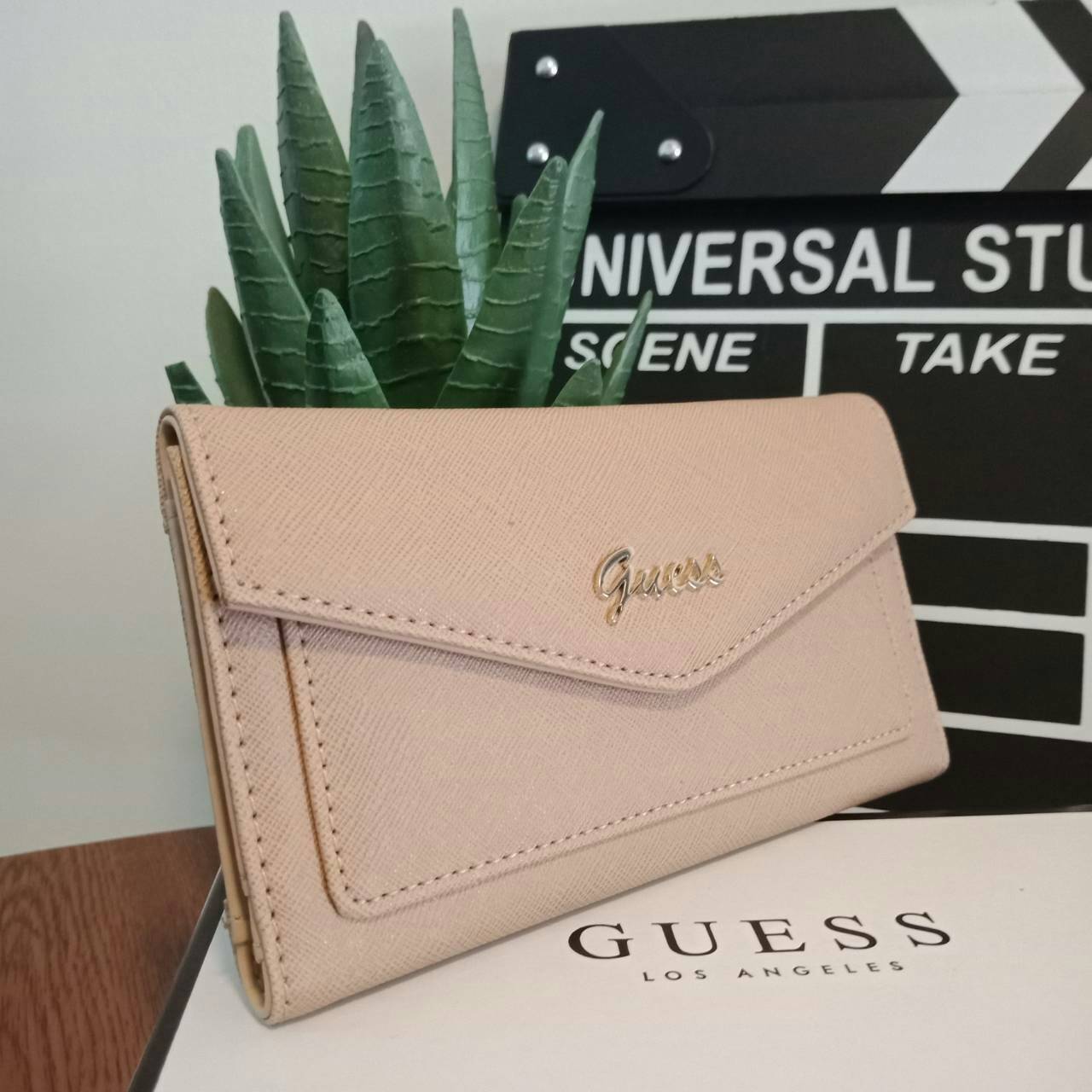 Guess leather wallet กระเป๋าสตางค์ใบกลาง หนังลาย saffiano เปิด ปิดด้วยกระดุม ด้านหน้าแต่งโลโก้แบรนด์สามเหลี่ยม หรูน่าใช้ ภายในมีช่องใส่ธนบัตร เหรียญ บัตรต่างๆ ปิดเปิดใช้งานสะดวก รุ่นแนะนำค่ะ หนังดีมากค่ะ ทนทานคุ้มค่าแน่นอน รีบช้อปด้วยค้า!!