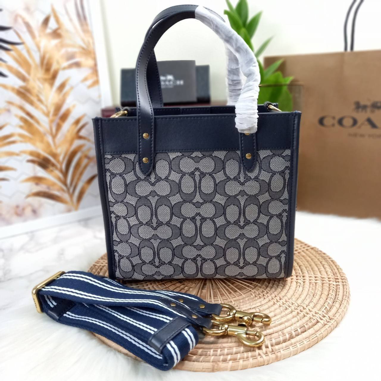 ใบนี้ ช่วยให้ชีวิตง่ายขึ้นเยอะเลย🌈🌺>>COACH FIELD TOTE 22 IN SIGNATURE JACQUARD(COACH C3865) 🍁กระเป๋าถือ สะพาย รุ่น Unisex ใช้ได้ทุกเพศวัย ขนาดเหมาะต่อการใช้งานในแต่ละวันมากๆ //วัสดุ jacquard ลาย signature ตกแต่งดีเทลด้วยหนังแ