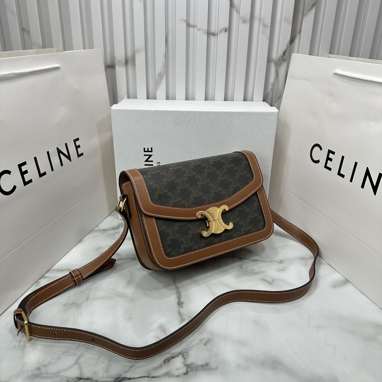 ORI หนังแท้ | 9" CELINE CLASSIQUE TRIOMPHE bag in natural leather กระเป๋าสะพายรุ่นยอดนิยม ด้วยรูปทรงสี่เหลี่ยมผืนผ้า ดีไซน์คล่องตัวถ่ายทอดให้เห็นถึงแก่นแท้ของสไตล์