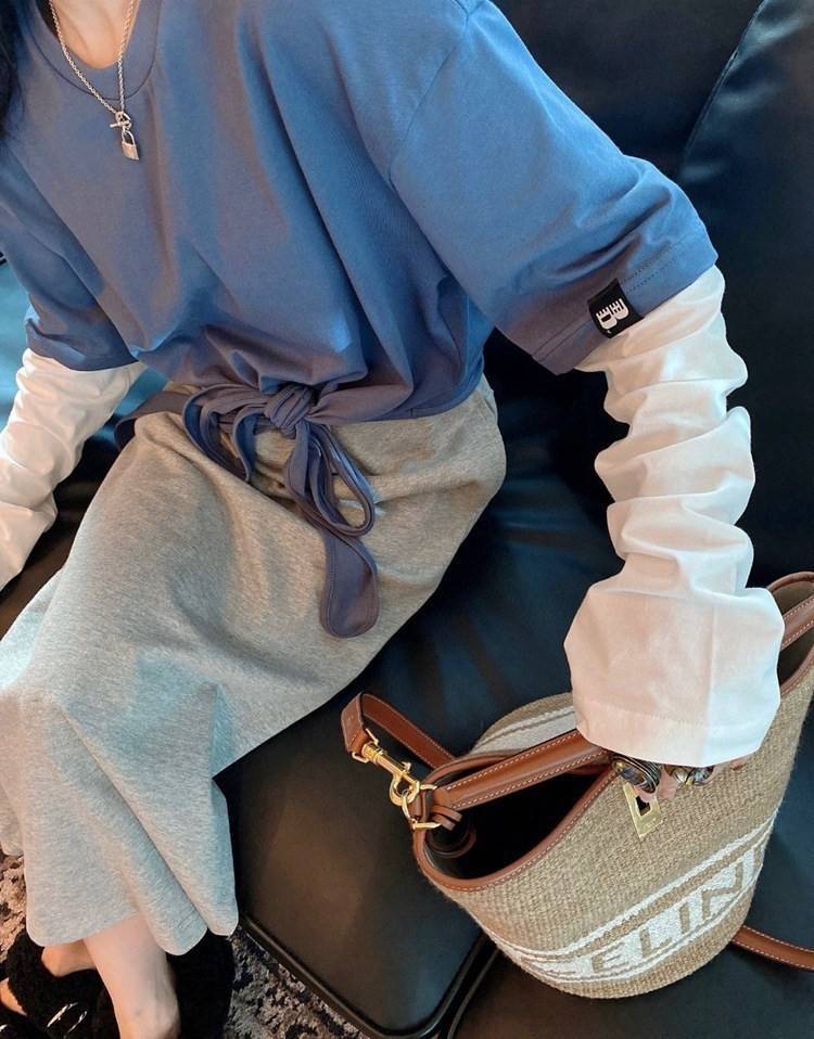 Celine Bucket Bag In Textile with Celine Logo สาว ๆ คนไหนกำลังมองหากระเป๋าสะพายที่สามารถจุของได้แบบกำลังพอดี เราขอแนะนำเป็นใบนี้เลยค่ะ เพราะมีขนาดที่ไม่เล็กและไม่ใหญ่จนเกินไป ให้ความคล่องตัวสูง มีฐานกว้างสามารถใช้สะพายไหล่เมื่อต้องการออกงานทางการหรือจะสะพ