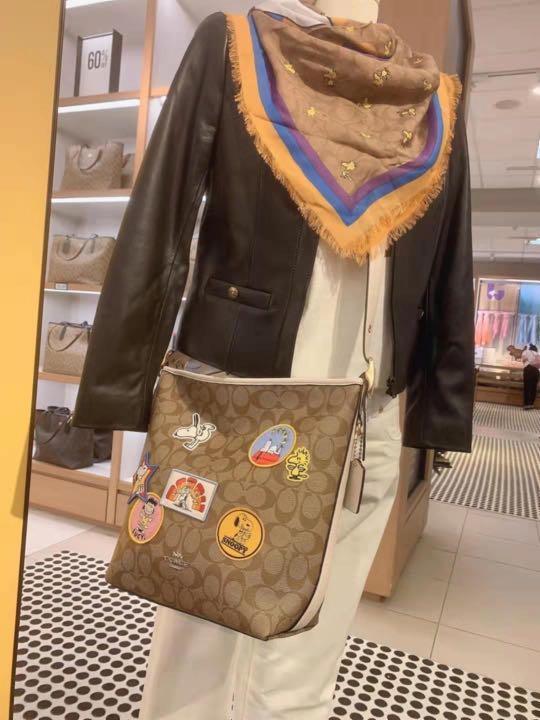 OUTLET 】COACH C4112 COACHxPEANUTS VAL DUFFLE IN SIGNATURE CANVAS WITH VARSITY PATCHES ใหม่ล่าสุด กระเป๋าทรงดัฟเฟิล ที่มาพร้อมเหล่าผองเพื่อนสนูปพี สวยมีเอกลักษณ์ ทรงกระเป๋าไม่ซ้ำใคร แถมยังใส่ของได้จุใจไปอีก วัสดุหนังแคนวาสคุณภาพดี ด้านหลังมีช่องซิป กระเป๋า