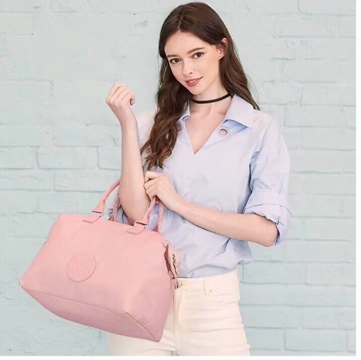 Kipling Tiram Handbag 2018!!! Kipling factory oem HK กระเป๋าสะพายใบใหญ่ วัสดุไนล่อนคุณภาพสูง กันน้ำ ระดับนึงเลยค่ะ สามารถถือได้ สะพายข้างได้ เปิดปิดกระ แบบซิปคู่ ภายในกระเป๋าโล่งกว้าง มีข่องซิป ช่องเล็ก และ ช่องขนาดกลางเสริมนวมให้ด้วยค่ะ พร้อมสายห้อยกุญแจ