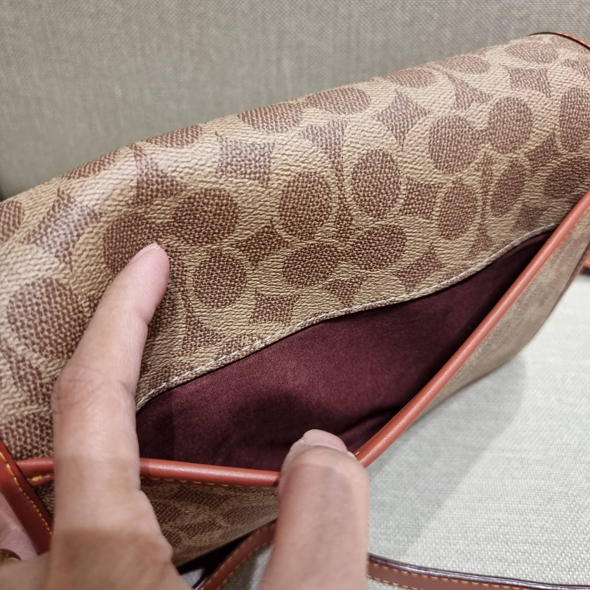 OUTLET 】COACH STUDIO SHOULDER BAG IN SIGNATURE CANVAS (C6639 C6640) สีใหม่รับความเฮง กับคอลเลคชั่นใหม่สุดอีกหนึ่ง!! มาแบบเลิศๆหรูๆมากแม่ กระเป๋าสะพายข้างลุคไฮน์ ที่ดีไซน์ออกมาได้ปัง และดูแพงมากๆ ด้วยดีเทลคลาสสิคผสานความเป็นเอกลักษณ์ เรียบง่ายแต่แฝงความมีด