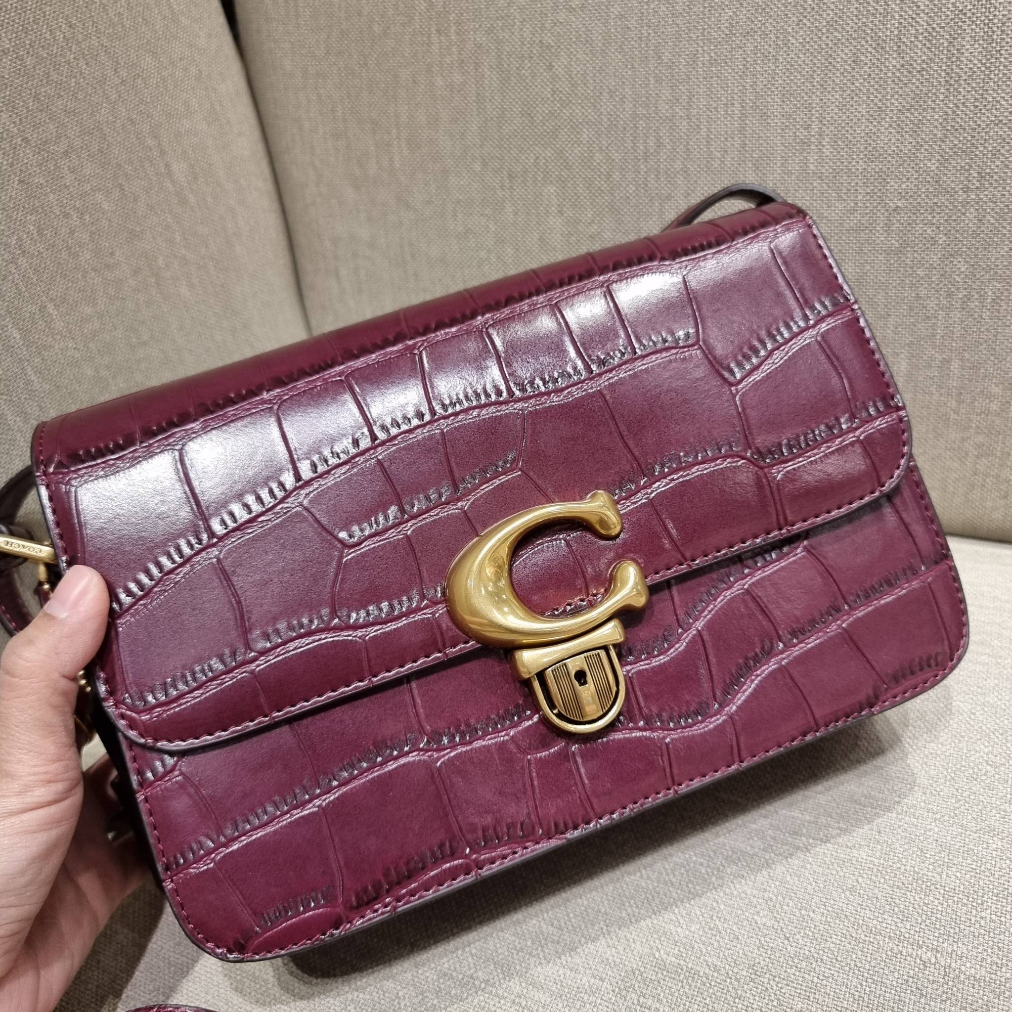 OUTLET 】COACH STUDIO SHOULDER BAG IN SIGNATURE CANVAS (C6639 C6640) สีใหม่รับความเฮง กับคอลเลคชั่นใหม่สุดอีกหนึ่ง!! มาแบบเลิศๆหรูๆมากแม่ กระเป๋าสะพายข้างลุคไฮน์ ที่ดีไซน์ออกมาได้ปัง และดูแพงมากๆ ด้วยดีเทลคลาสสิคผสานความเป็นเอกลักษณ์ เรียบง่ายแต่แฝงความมีด