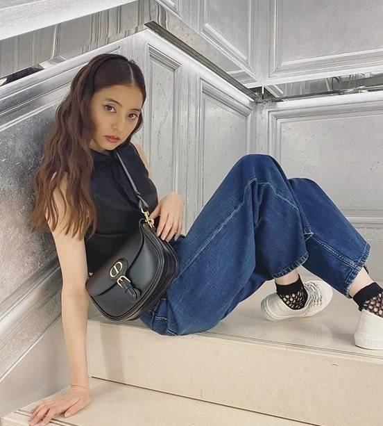 Dior Bobby Bag (GWP) พรีเมี่ยมกิ้ฟ Limited Edition วัสดุหนังแท้ Calfskin อะไหล่ทอง กระเป๋าหรูยอดฮิต ดีไซน์เป็นทรงโค้งเรียบหรูแบบโบฮีเมียนนิดๆ ด้านหน้าประดัลโลโก้ CD เด่นชัด ตอกย้ำความเป็นแบรนด์หรู Christian Dior แมทกับชุดได้ง่าย ใช้ได้ทุกวัน ทั้งสะพายไหล่