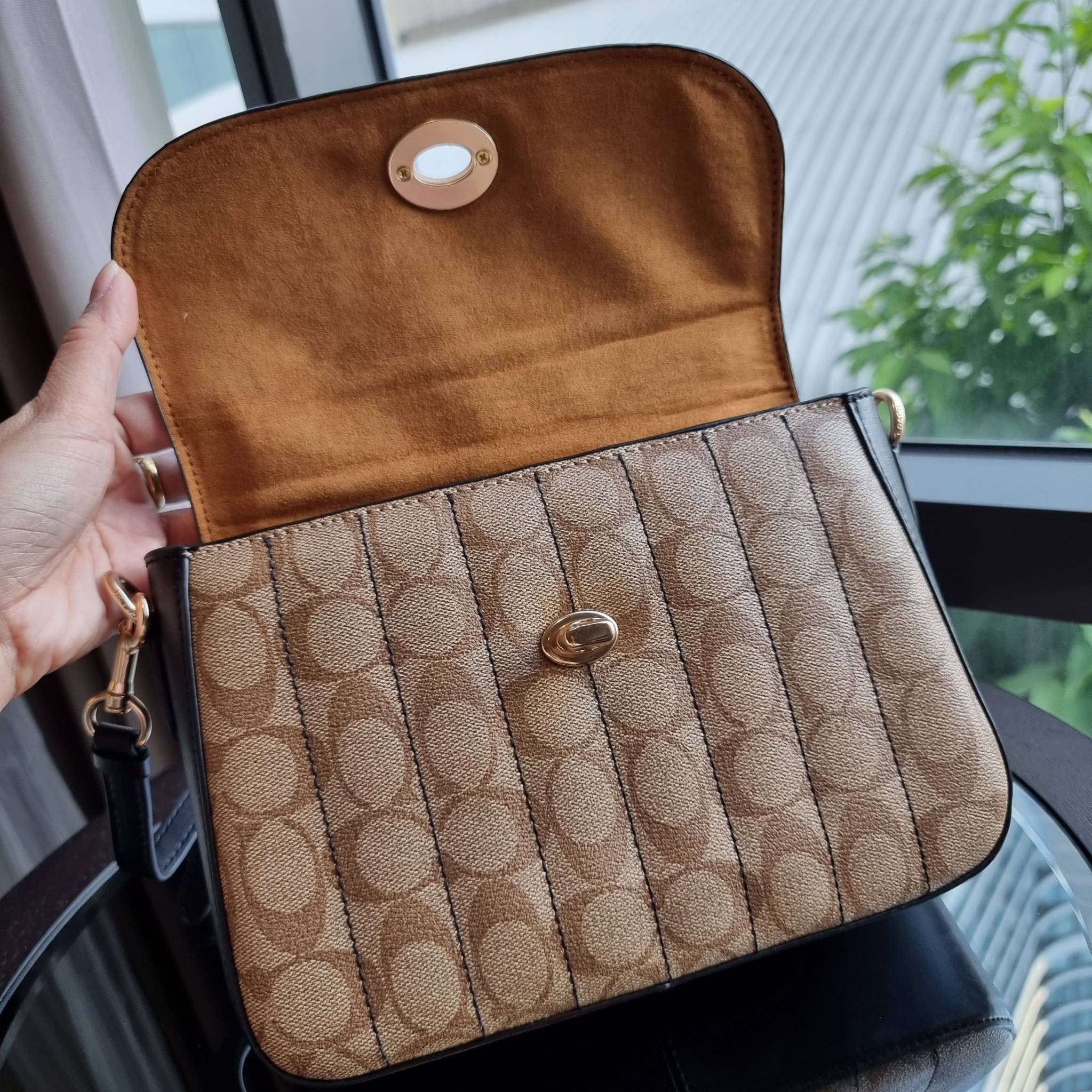 OUTLET 】COACH C5645 MARLIE TOP HANDLE SATCHEL IN SIGNATURE CANVAS WITH QUILTING ดีไซน์ใหม่ กระเป๋าถือ/สะพายข้าง ออกแบบมาไม่เหมือนใคร โดดเด่นด้วยการเย็บบุหนัง โชว์ดีเทลลายเส้น ตกแต่งโลโก้ด้านข้างอะไหล่ทอง วัสดุหนังแคนวาสสลับหนังแท้ เปิด-ปิดด้วยตัวล็อคแน่นห