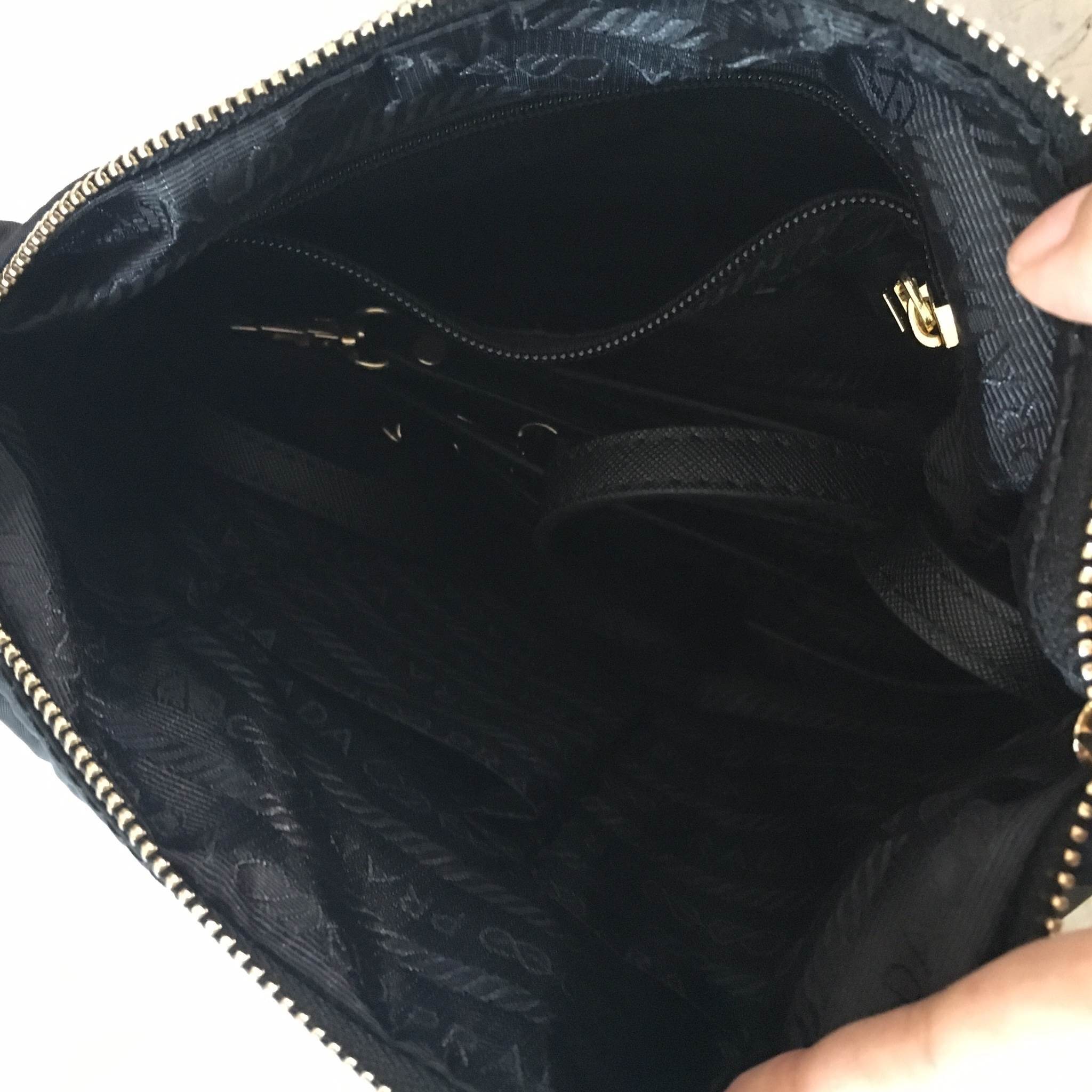 Best seller สินค้าเข้าใหม่ งานพรีเมี่ยมกิ้ฟจากเคาเตอร์ต่างประเทศ กระเป๋า สวยๆ จาก แบรนด์ PRADA เปนกระเป๋า เครื่องสำอางค์ แต่มีสายสะพายยาวให้ 2 สาย เป็นแบบคล้องแขน และสะพายข้างลำตัว เลิศมาก ใช้เป็น shoulder bag ได้เลยค่า หรือ ถือลำลองสวยๆ ก้อเลิศคะ คุ้มมาก