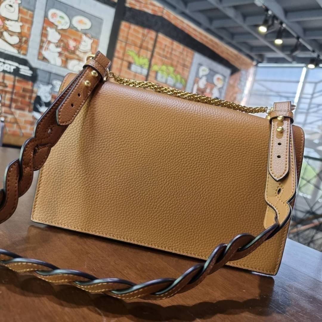 TORY BURCH MILLER SHOULDER BAG รุ่นยอดนิยม รุ่นหายาก รุ่นที่สาวๆตามหา ใบนี้เลย!! สวยหรู ผู้ดีทุกสี กระเป๋าสะพายไหล่ ดีไซน์อยู่ทรง คลาสสิคแฝงความหรูด้วยโลโก้สีทองอร่ามโดดเด่น วัสดุหนัง pepble สลับหนังวัวแท้ เปิด-ปิดด้วยกระดุมแม่เหล็ก ภายในโล่งกว้างมาก แบ่ง