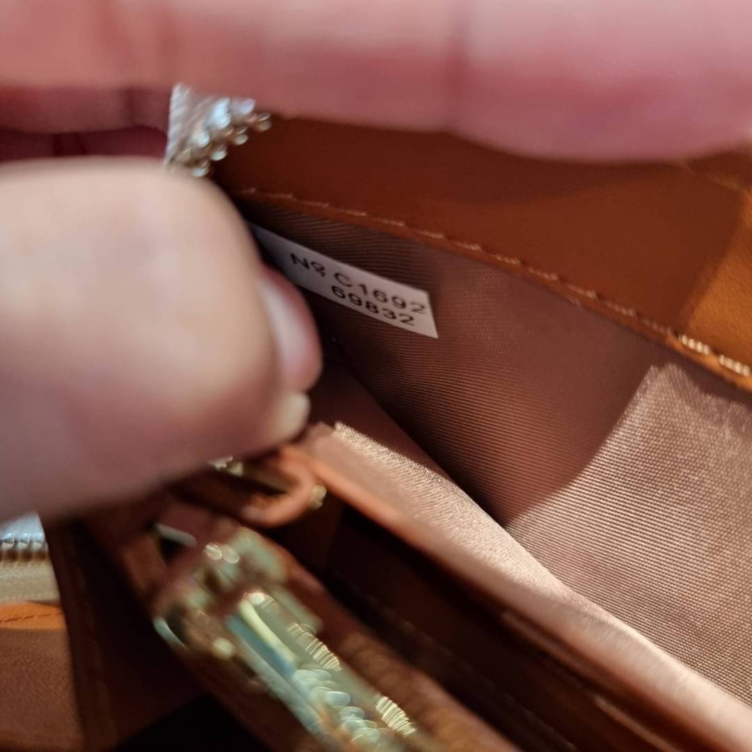 COACH ACCORDION ZIP WALLET IN SIGNATURE CANVAS WITH DAISY BUNDLE / MEADOW PRAIRIE / SPACED WILDFLOWER / DAISY BUNDLE PRINT C0033/F31778/69832 กระเป๋าสตางค์ใบยาว ลวดลายน่ารักน่าใช้มากๆ พื้นเป็นลายซีเอกลักษณ์ วัสดุหนังแคนวาสเคลือบลาย เปิด-ปิดด้วยซิปรอบ ใส่ม