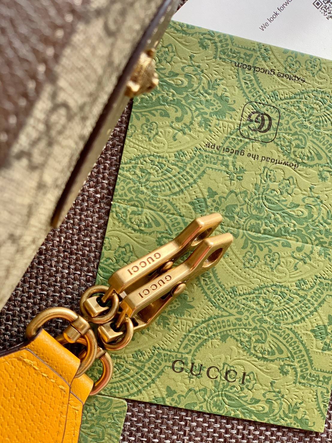 ORI หนังแท้ GUCCI GG SUPREME MESSENGER BAG กระเป๋ารุ่น Unisex ใช้ได้ทั้งหญิงชาย อีกหนึ่งไอเทมที่ต้องมีติดตัวสักใบค่ะ กระเป๋าสะพายข้างหรือครอสบอดี้ร์ งานหนังแกะแท้คุณภาพเกินราคา