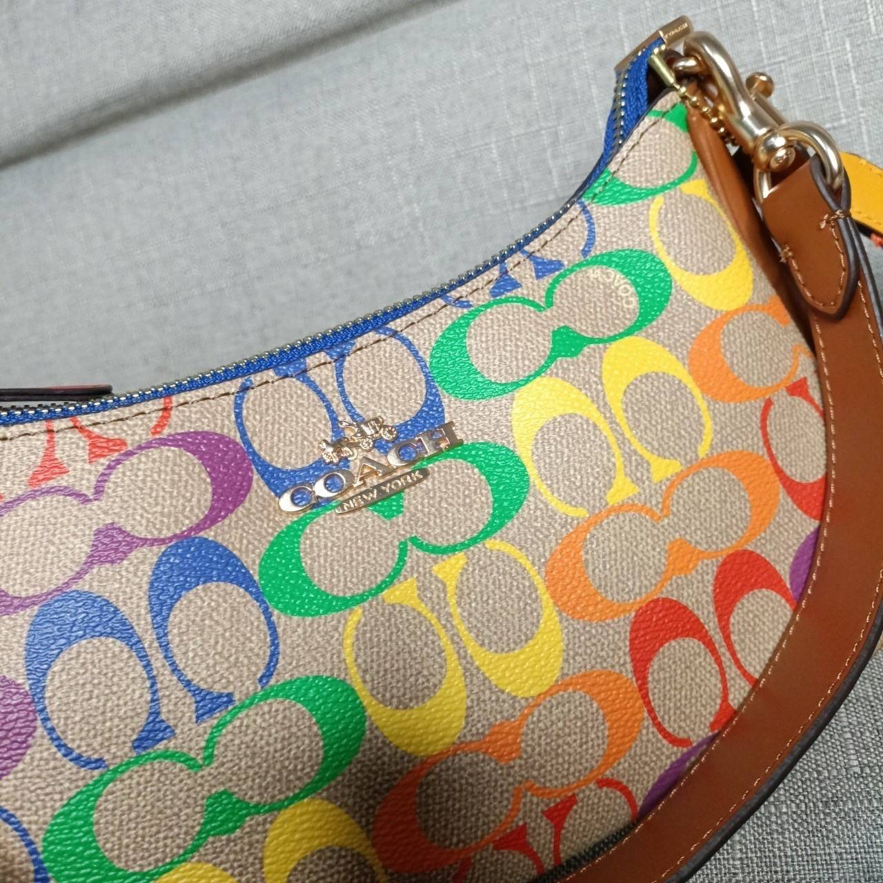 พร้อมส่งครบสี สวยทุกสีเลยค่า😘 ((CA173//CA209//CA548)) COACH TERI SHOULDER BAG 🔹กระเป๋าทรงพอช ในรูปแบบหนังแท้ หนังนิ่มสวยมากค่ะ