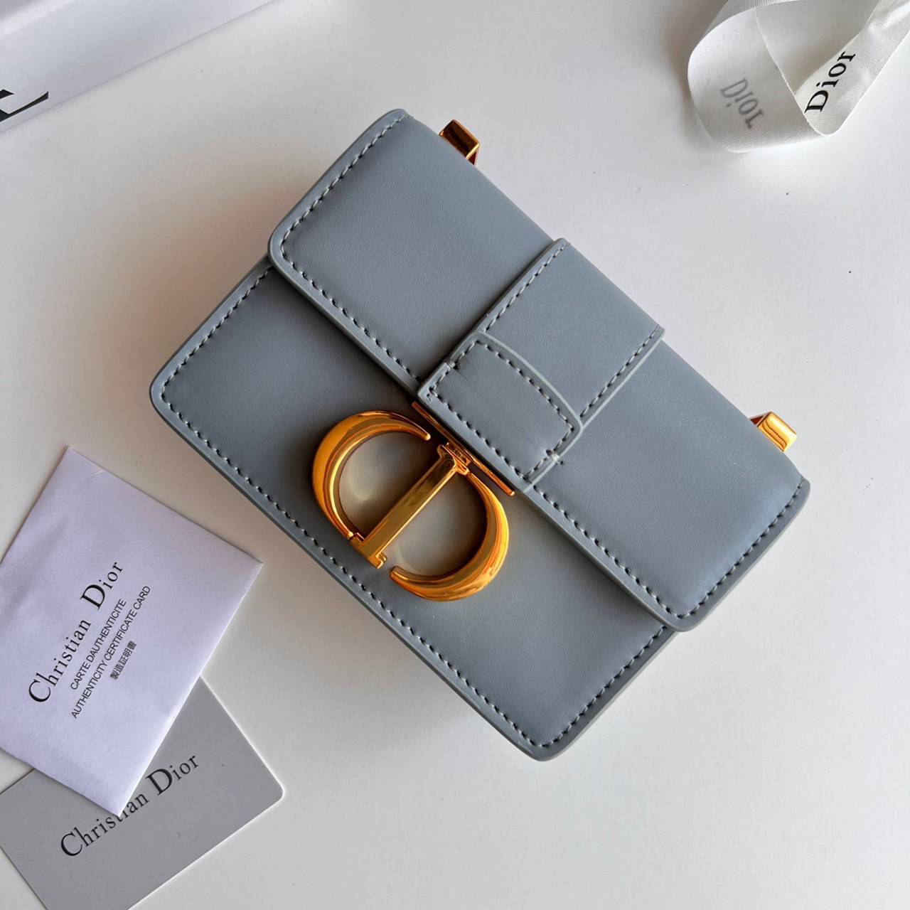 หนังแท้ DIOR Micro 30 Montaigne Bag พร้อมส่งที่ไทย เกรดเทพออริจินอลหนังแท้ สวยมากค่ะ ภาพสินค้าถ่ายจากงานขายจริง ใช้งานต่างประเทศได้ สายสะพายหนังยาวถอดได้ปรับระดับได้ จะสะพายไหล่หรือ CROSSBODY ก็ดูดีลุ๊คนี้คุณหนูมากค่ะ ไอเท็มนี้แนะนำไม่มีเอ้าท์ค่ะ ภาพถ่ายส