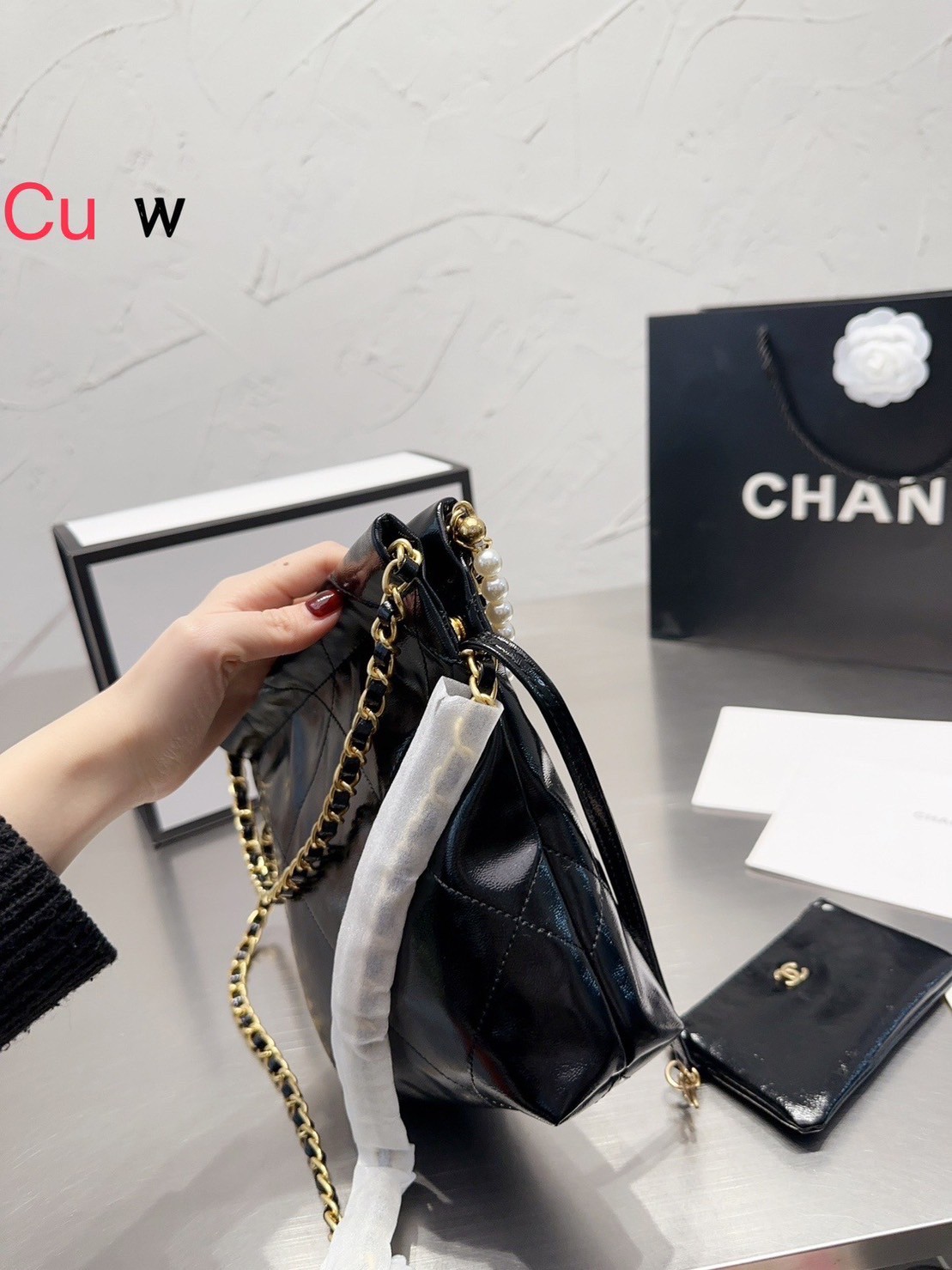 Chanel 22 mini bag with pearls 8" / Chanel Bag พร้อมส่ง กระเป๋าสะพาย สายโซ่อะไหล่ทองพร้อมสายมุกสวยหรู ทรงยอดฮิตในปี 2023 หิ้วหรือคล้องไหล่ได้ มาพร้อมกล่อง อปก ครบเซ็ท รอบนี้จัดราคาพิเศษสุดคุ้มค่ะ ใช้งานต่างประเทศได้ ภาพถ่ายจากงานขายจริง
