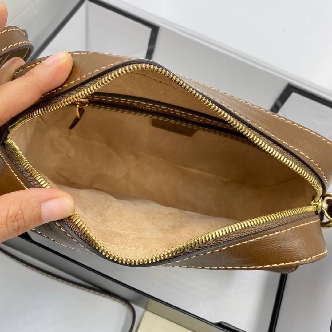 VIP 】Brown GUCCI Horsebit 1955 small color-block leather shoulder bag ด้วยรูปทรงกล่องอันคลาสสิกที่มาพร้อมรายละเอียดอันน่าค้นหา ดูหรูหรา สามารถใช้งานได้หลากหลายโอกาส เป็นเพื่อนคู่ใจในวันสบายๆ หรือออกงานเป็นทางการ ไม่ควรพลาดเลยค่ะ