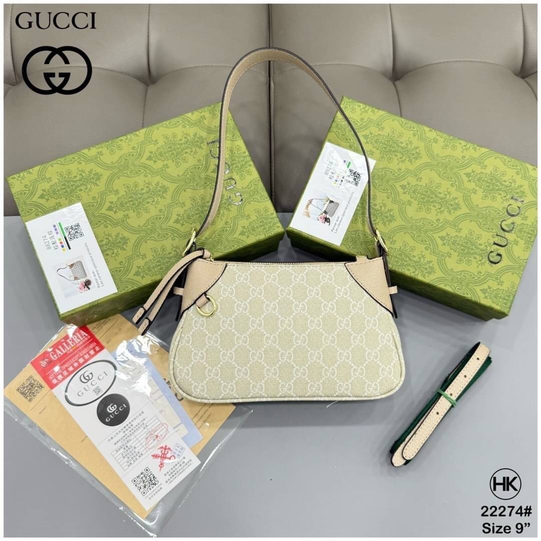GUCCI GG Emblem small shoulder bag กระเป๋าสะพายคอลใหม่ทรงพอช ได้รับแรงบันดาลใจจากโลกแห่งการขี่ม้าดีไซน์คลาสสิคคงความเอกลักษณ์ สะพายไหล่ได้อย่างสง่างาม ขนาดน่าใช้มากๆ