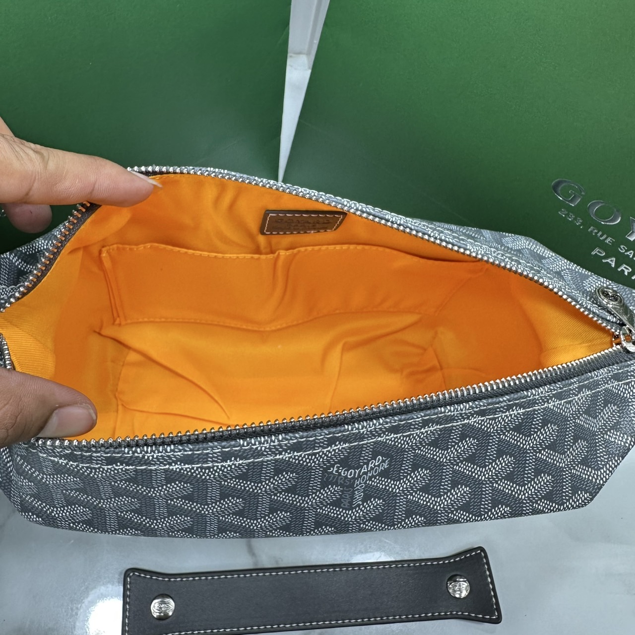 ORI หนังแท้ | Goyard Bowling 25 Toiletry Bag / Goyard Pouch กระเป๋าทรงพอช พร้อมสายถือจับถนัดมือใช้งานง่ายกะทัดรัด ตอบโจทย์ความเรียบง่ายแต่คลาสสิก ใช้ได้ทั้งชายหญิง หรูหรา ติดแกรมที่สุด เป็นรุ่นตามหา ที่ตอนนี้มีพร้อมส่งแล้วค่า