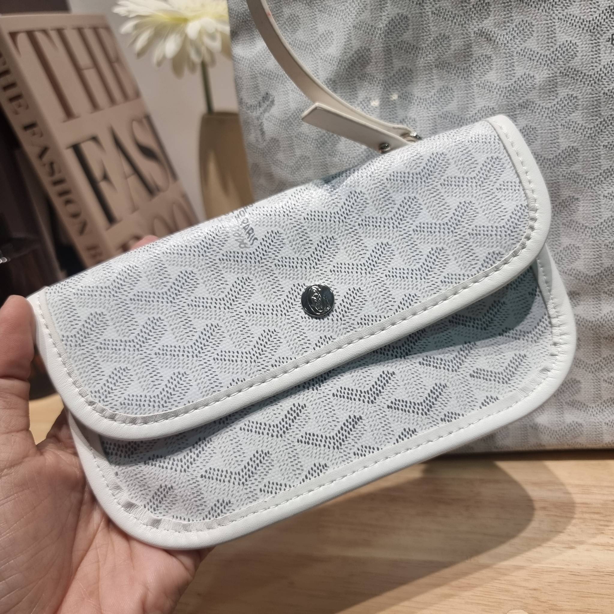 GOYARD BOHEME HOBO BAG / GOYARD HOBO กระเป๋าสะพายทรงโฮโบ ใบใหญ่จุใจ!! มาครบสีขายดี เลิศทุกสี รูปทรงคลาสสิค ดีไซน์เป็นเอกลักษณ์ วัสดุหนังแคนวาสพิมพ์ลายสวยคม ปากกระเป๋ามีซิปเปิด-ปิดกันของหล่นได้ ภายในโล่งกว้างมาก มาพร้อมสายคล้องในตัว ทนทาน สะพายสวยๆได้ทุกวั