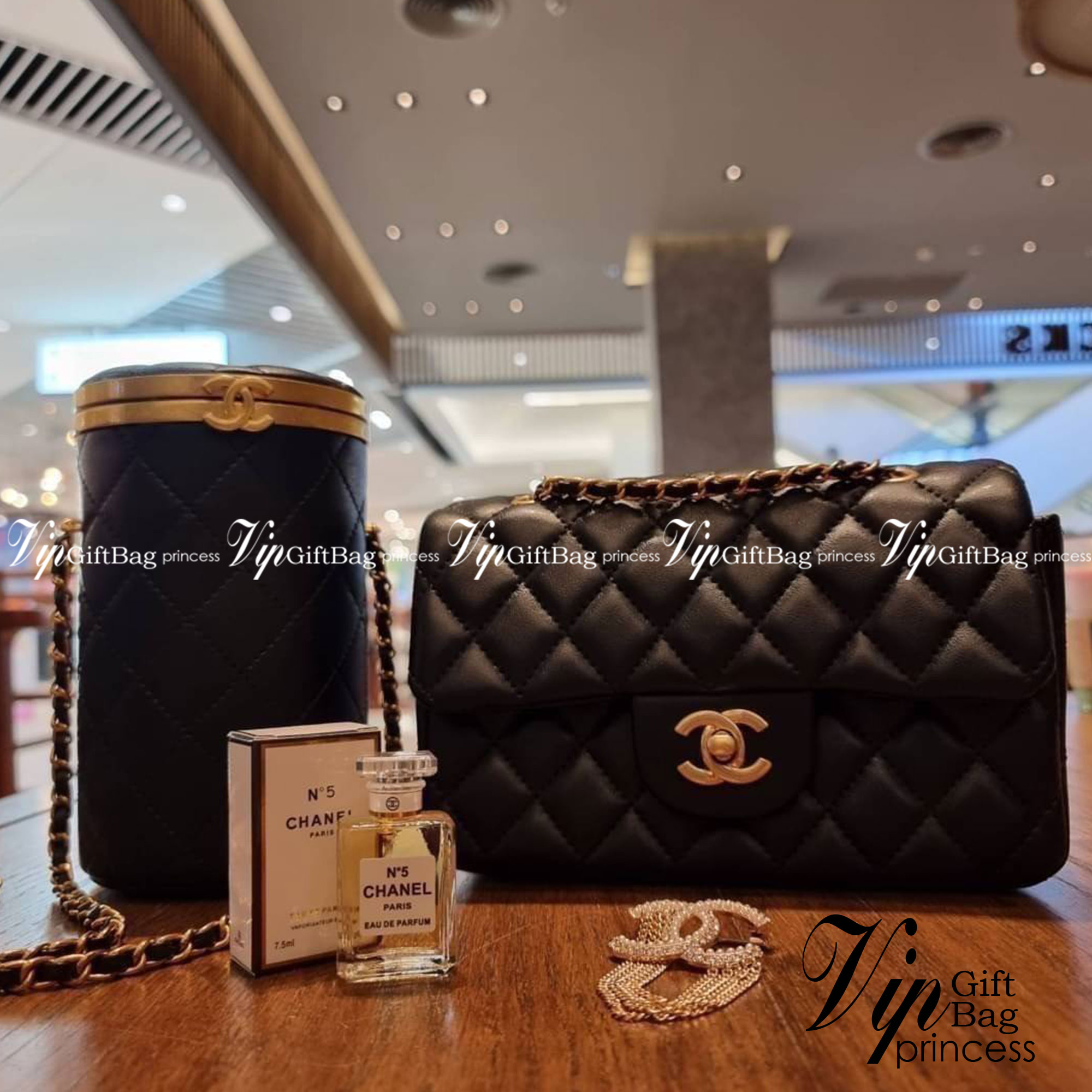 VIP 🥂 เซ็ทคือที่สุดของความคุ้ม CHANEL GIFT BOX SET สุดหรูชวนให้สะสม สุดยอดไอเท็มหายากพร้อมเสิร์ฟครบชุด สุดคุ้ม มาพร้อมกระเป๋าสะพายถึง 2 ใบ สุดหรูลิมิเต็ด หาไม่ได้ง่ายๆ ในคอลเลคชั่นภายในสีทอง และที่พิเศษยังมีน้ำหอมตัวท็อปมาให้อีก chanel no.5 ที่แสน