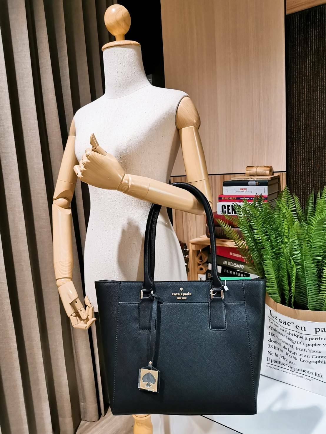 KATE SPADE NEW YORK TOTE BAG กระเป๋าถือหรือสะพายทรง Tote ใบใหญ่กำลังดีวัสดุหนัง Saffiano สวยอยู่ทรงสไตล์ PRADA น้ำหนักเบา ด้านหน้าประดับโลโก้แบรนด์พร้อมห้อย TAG สัญลักษณ์แบรนด์ที่หูหิ้ว เปิดปิดด้วยซิปแบรนด์สะดวกใช้ ภายในมีช่องแบ่งเป็นสัดส่วน มีช่องซิปกลาง