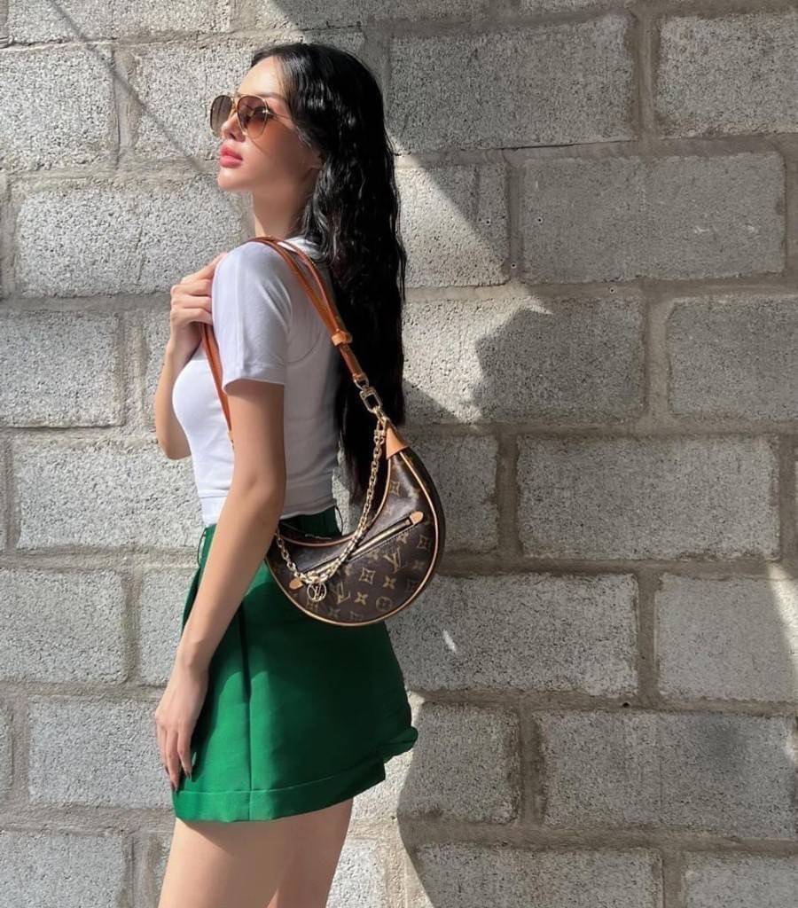 สุดยอดเดอะเบสท์ไอเท็ม ต้องยกให้เลย กับกระเป๋าสะพายทรงบาแกตต์ สวยหรู ดูแพงมาแต่ไกล LV loop bag ยังคงคลาสสิค ผู้ดี หรูหรา ขนาดกำลังพอดี ใส่โทรศัพท์ได้ทุกรุ่น วัสดุหนังแคนวาสคุณภาพ ด้านหน้ามีช่องซิปแยก สายสะพายมีมาให้ถึง 2 แบบ สลับใช้ได้เลยแบบไม่มีเบื่อ จะลุ