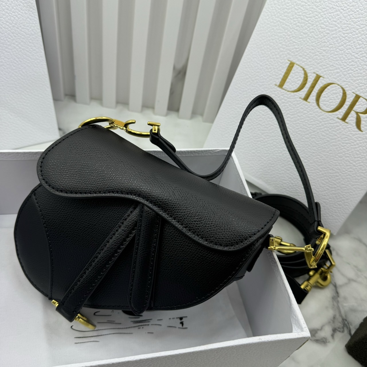DIOR Mini Saddle Bag with Strap Blue Dior Oblique Jacquard / Black Grained Leather กระเป๋าสะพายทรงอานม้าเอกลักษณ์ของแบรนด์แห่งตำนานความหรู