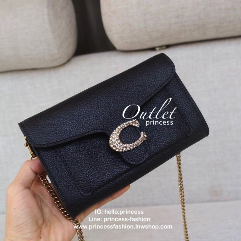Coach Tabby Chain Clutch Detail : กระเป๋าทรงสวย สะพาย เป็นcrossbody หรือ จะถือเป็รครัชเก๋ๆ ออกงานก็สวยหรู ดูแพง สายสะพายเป็นสายโซ่แข็งแรง โดดเด่นด้วยหัวกระดุมเปิด ด้วนสัญลักษณ์รูปตัวC กากเพชร สวยยย เด่น และหรูมากๆ ใครยังไม่มี รีบซื้อเก็บไว้สักใบ หรือ เป็น