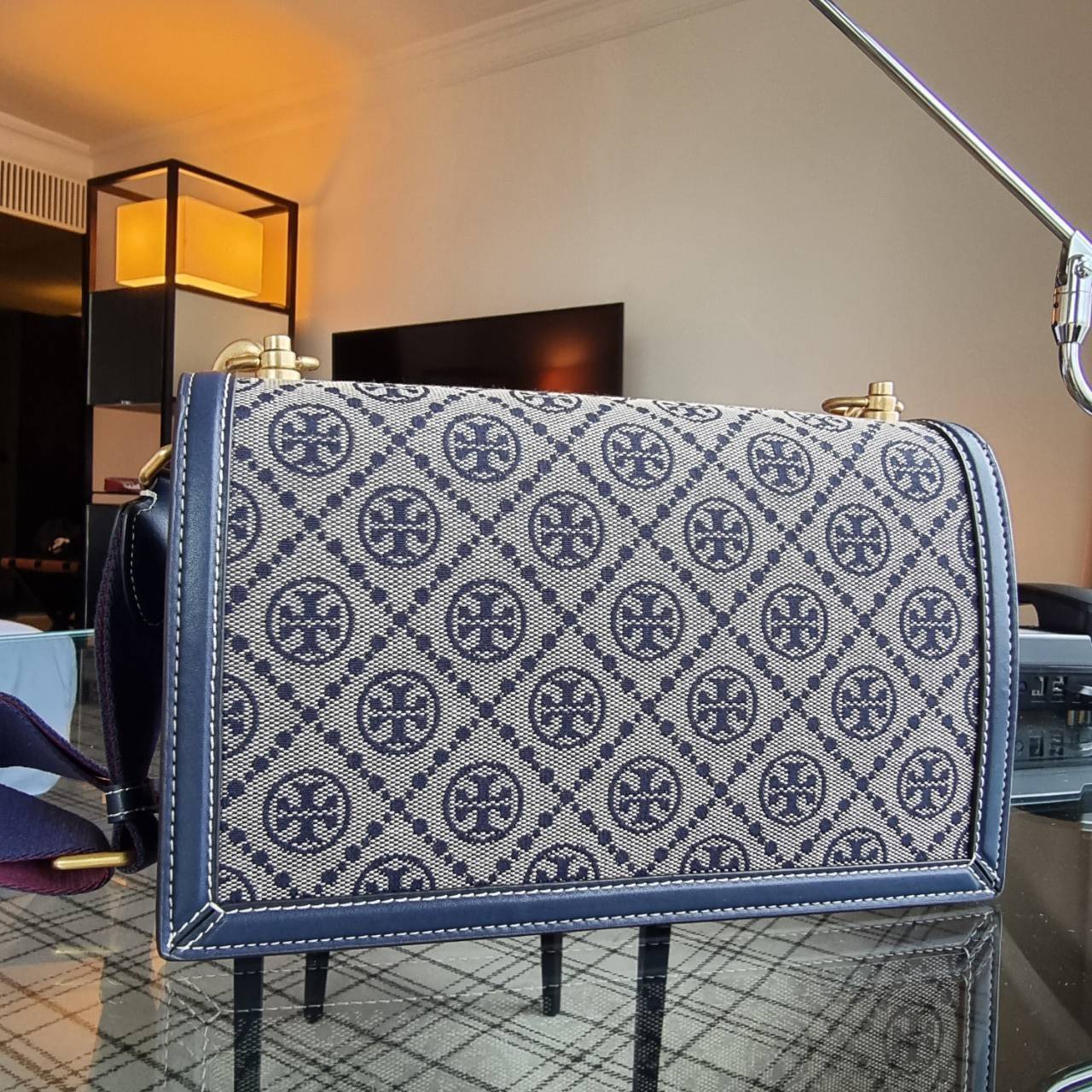 Tory burch t monogram jacquard shoulder bag คอลเลคชั่น T Monogram สำหรับคอลเลคชั่นฤดูใบไม้ผลิ 2021 เราสร้างสรรค์ลายโมโนแกรมที่ได้รับแรงบันดาลใจมาจากลวดลายการถักทอผ้าห่มของชาว Pennsylvania Dutch แบบดั้งเดิม เป็นการเฉลิมฉลองโลโก้สุดไอคอนนิคของแบรนด์ โดดเด่น