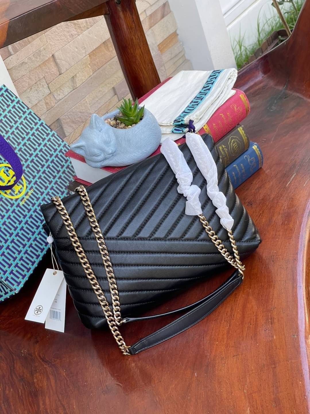 Large : Tory Burch Kira Chevron Quilted Convertible Leather Crossbody Bag เป็นกระเป๋าที่ใช้ในการออกงานสำคัญหรือวันที่มีปาร์ตี้สังสรรค์ คุณควรเลือกใช้กระเป๋าที่มีดีไซน์สะดุดตา เพราะจะช่วยยกระดับและเพิ่มเสน่ห์ให้กับตัวคุณเองมากยิ่งขึ้น หากเป็นงานทางการ เช่น