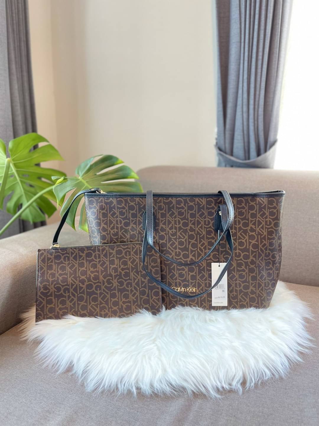 Calvin Klein tote bag กระเป๋าทรงช้อปปิ้ง ใบใหญ่จุกๆ มาพร้อมกับใบลูก สามารถถอดได้ เปิดปิดด้วยซิปบน ไม่ต้องกลัวของตกหล่น ภายในโล่งกว้าง ใส่ไอแพด/โน๊ตบุ๊ค/A4 ได้ค่ะ