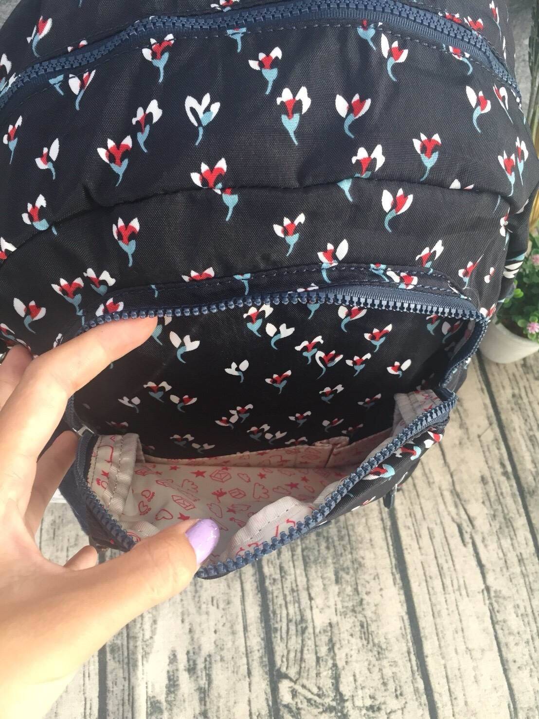 KIPLING Bizzy Boo เป็นกระเป๋าผ้าอ้อมกระเป๋าเป้สะพายหลังที่มีสไตล์ กระเป๋าเป้สะพายหลังขนาดเล็กที่มีน้ำหนักเบาและใช้งานง่ายและทำความสะอาดได้ง่ายออกแบบมาเป็นพิเศษสำหรับทารกของคุณ Bizzy Boo มาพร้อมกับกระเป๋าด้านข้างสำหรับทารกเล็ก ๆ ที่เข้ากันได้กับแผ่นรองพื้น