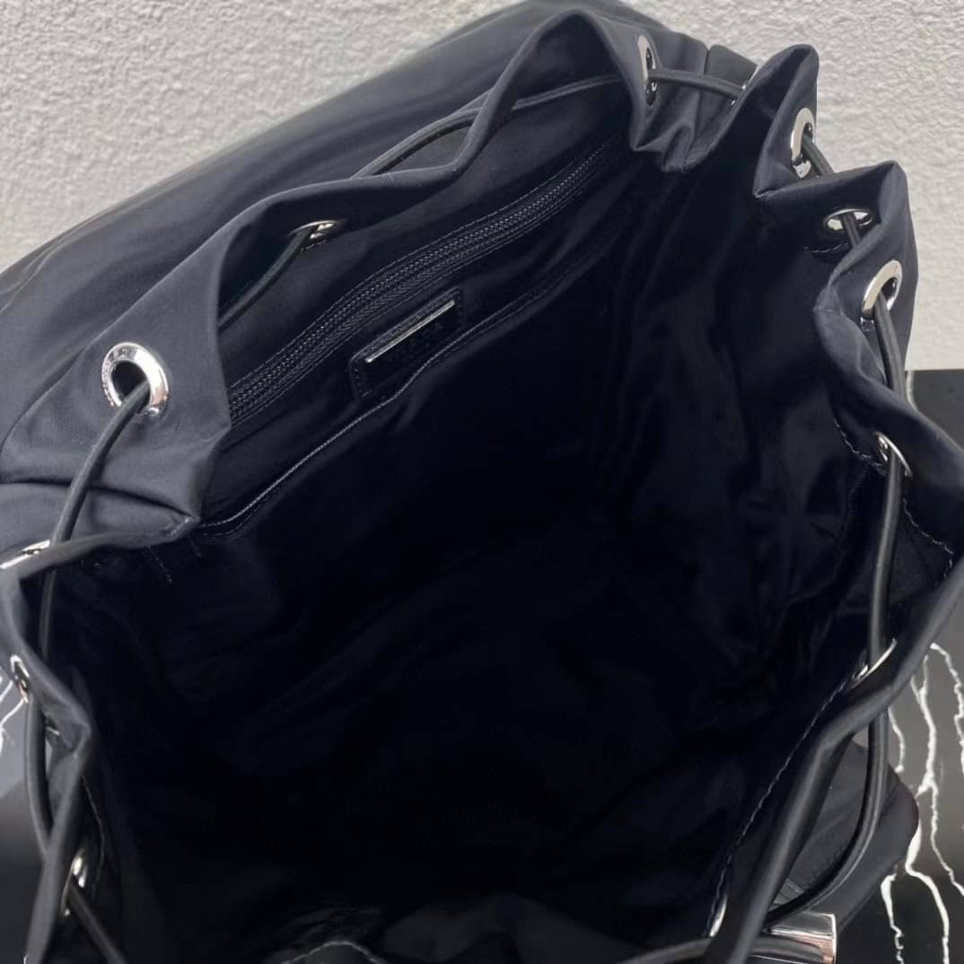 Prada logo-plaque multi-pocket backpack / PRADA backpack พร้อมส่งที่ไทย กระเป๋าเป้ไนล่อนพราด้า **สินค้าเกรดท็อปออริจินอล 1:1 สลับแท้ ใช้งานต่างประเทศได้ งานสวยตามรูป ภาพถ่ายจากงานขายจริง