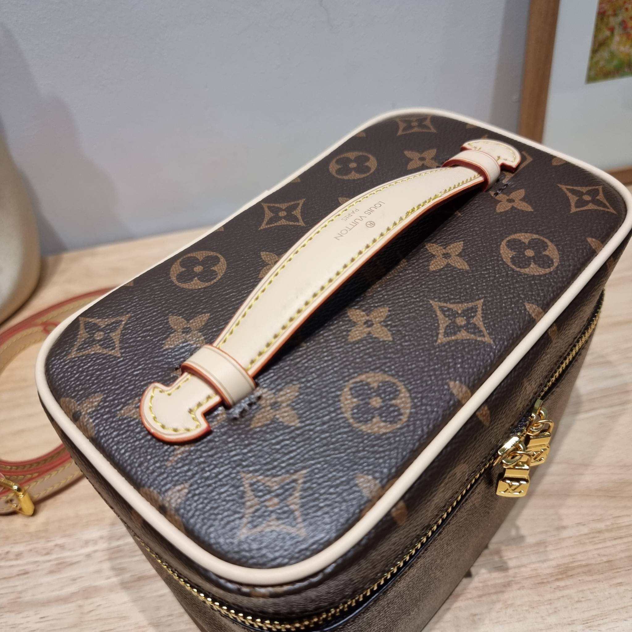 LV NICE MINI MONOGRAM BAG เบสท์เซลเลอร์คอลเลคชั่น ที่ใครๆก็ต้องมีใช้ กับกระเป๋า cosmetics ทรงกล่อง ใส่เครื่องสำอางค์ หรือจะใช้ใส่ของพกจำเป็นประจำวันก็ได้ สบายๆ