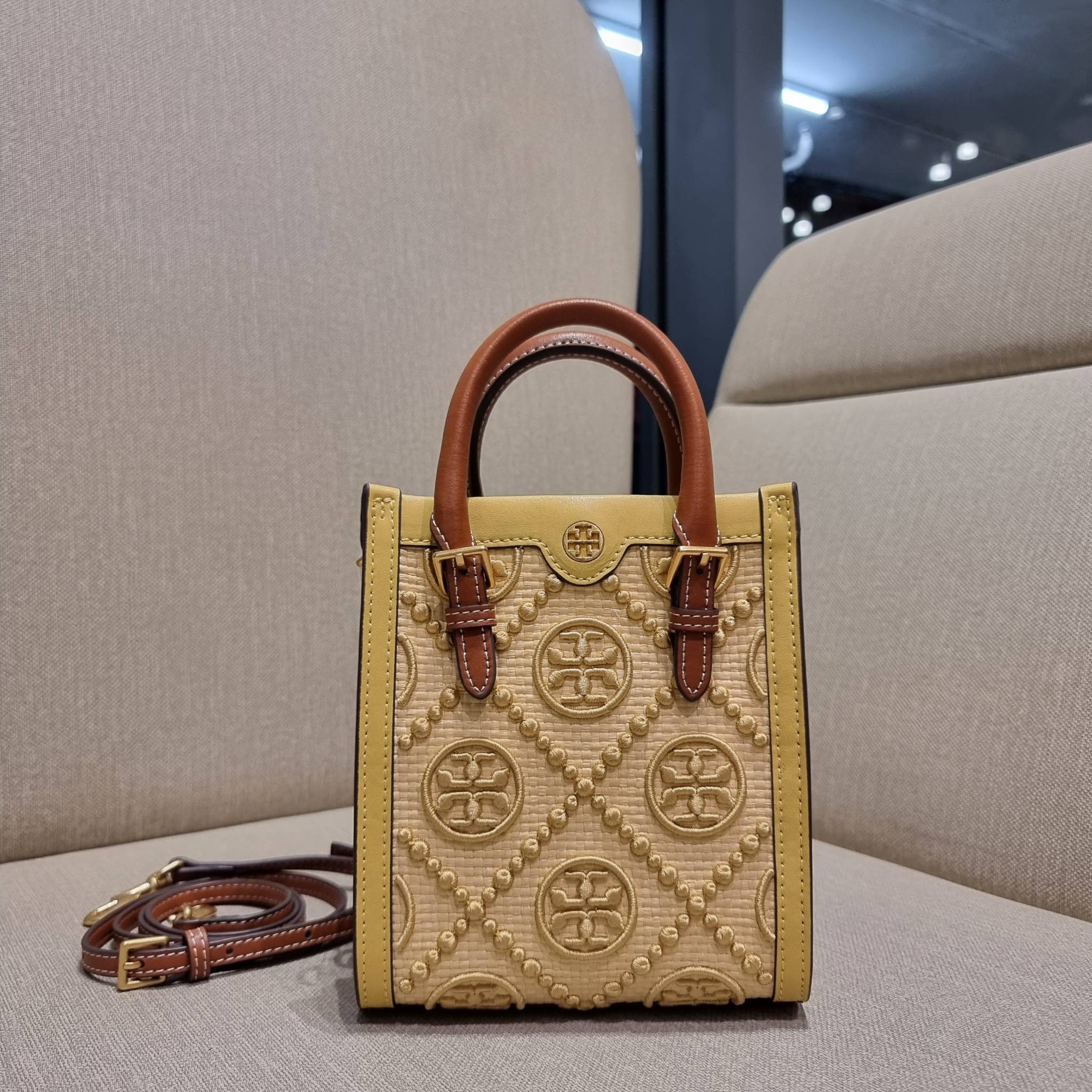 TORY BURCH T MONOGRAM STRAW MINI TOTE สวยสุด ดูแพงสุด!! ต้องยกให้เลย กับไอเท็มนี้ กระเป๋าสะพายทรงโท้ท ไซส์มินิ มีลูกเล่นที่ดีเทลเยอะมาก ด้วยงานฝีมือปักสานด้วยวัสดุจากกธรรมชาติ ถักทอเป็นลายเส้นขึ้นลายนูน ตัดขอบด้วยหนังแท้ และยังโดดเด่นด้วยหูจับในตัวโทนสีอุ