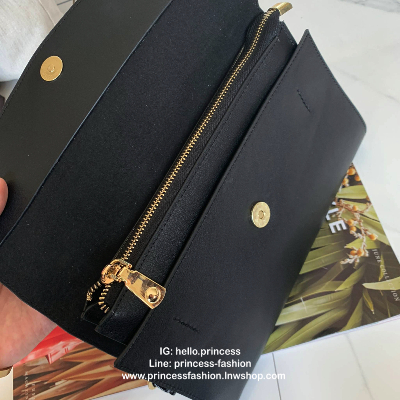 คลัชมาใหม่ สัปดาห์นี้ค่า ‘ Stair ‘ Clutch bag ✔️รอบนี้เข้าเพิ่มอีก 5 ลายเลยน๊า หลังจากปล่อยคอลเลคชั่นแรกออกไปแล้วได้รับความนิยมมากๆ รอบนี้จัดเฉดสีกลางๆ ให้แมทช์ง่ายกับชุดด้วยค่า **หนังวัวแท้ค่า