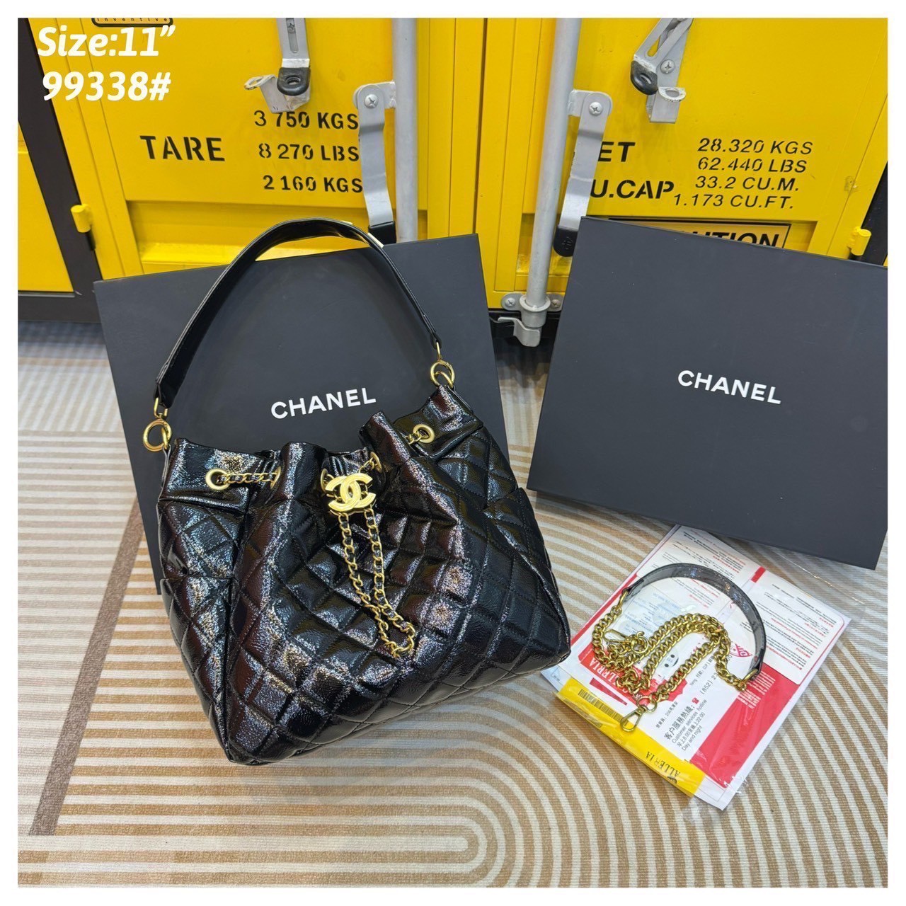 Chanel Bucket Bag กระเป๋าสะพายทรงบัคเก็ต สายสะพายโดดเด่นด้วย font โลโก้สีทองสวยหรู มีช่องใส่ของด้านข้างตอบโจทย์การใช้งานได้ดี ภายในโล่งกว้าง จุของได้เยอะ คุ้มค่ามากๆ