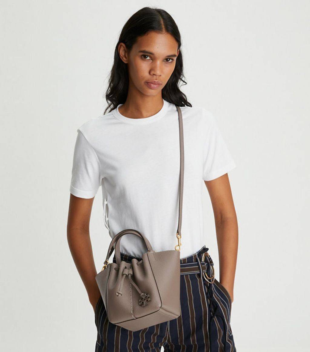 TORY BURCH MCGRAW DRAGONFLY MINI SATCHEL ((90474)) พร้อมส่งที่ไทย แนะนำต้องมีติดตัว สวยมากๆ! กระเป๋าหิ้วหรือสะพายข้างได้ หนังแกะนิ่มสวย อย่างดีเลยค่ะ ดีเทลด้านหน้าแบบหูรูด ปากกระเป๋าเปิดปิดแบบกระดุมแปลก ภายในโล่งกว้าง ใส่ของได้ครบครันหายห่วงค่ะ; มีช่องให้