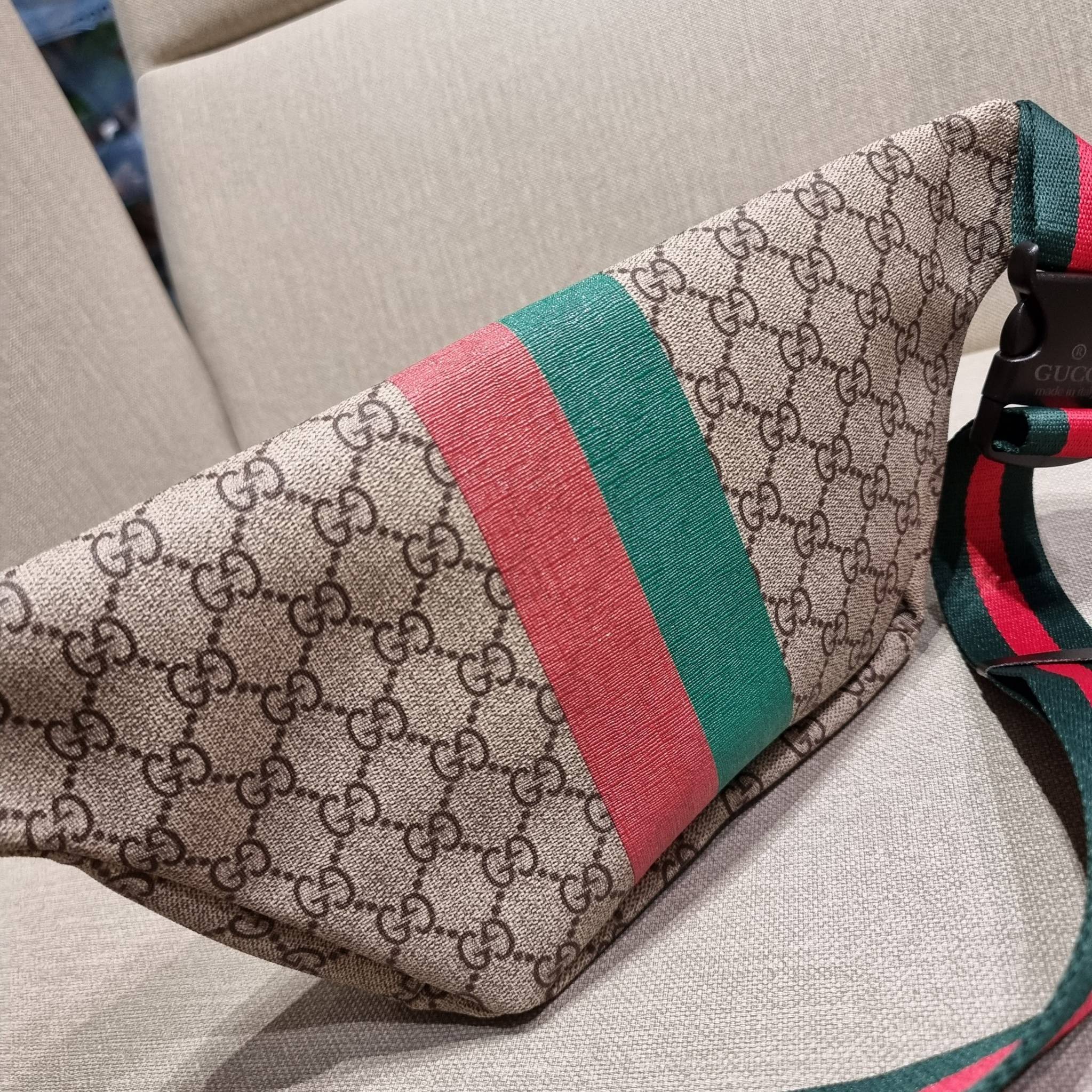 GUCCI BELT BAG ไอเท็มที่หนุ่มๆเรียกร้อง GC waist bag กระเป๋าคาดอก/คาดเอว คอลเลคชั่นฉลองปีเสือ โดดเด่นด้วยลายพรินท์จัมโบ้ ไม่เหมือนใคร วัสดุหนังแคนวาส เปิด-ปิดด้วยซิป ภายในแบ่งสัดส่วน มีช่องซิป และช่องย่อยให้อีก สายสะพายปรับได้ สายสปอร์ต สายแคมป์ปิ้ง หรือจ