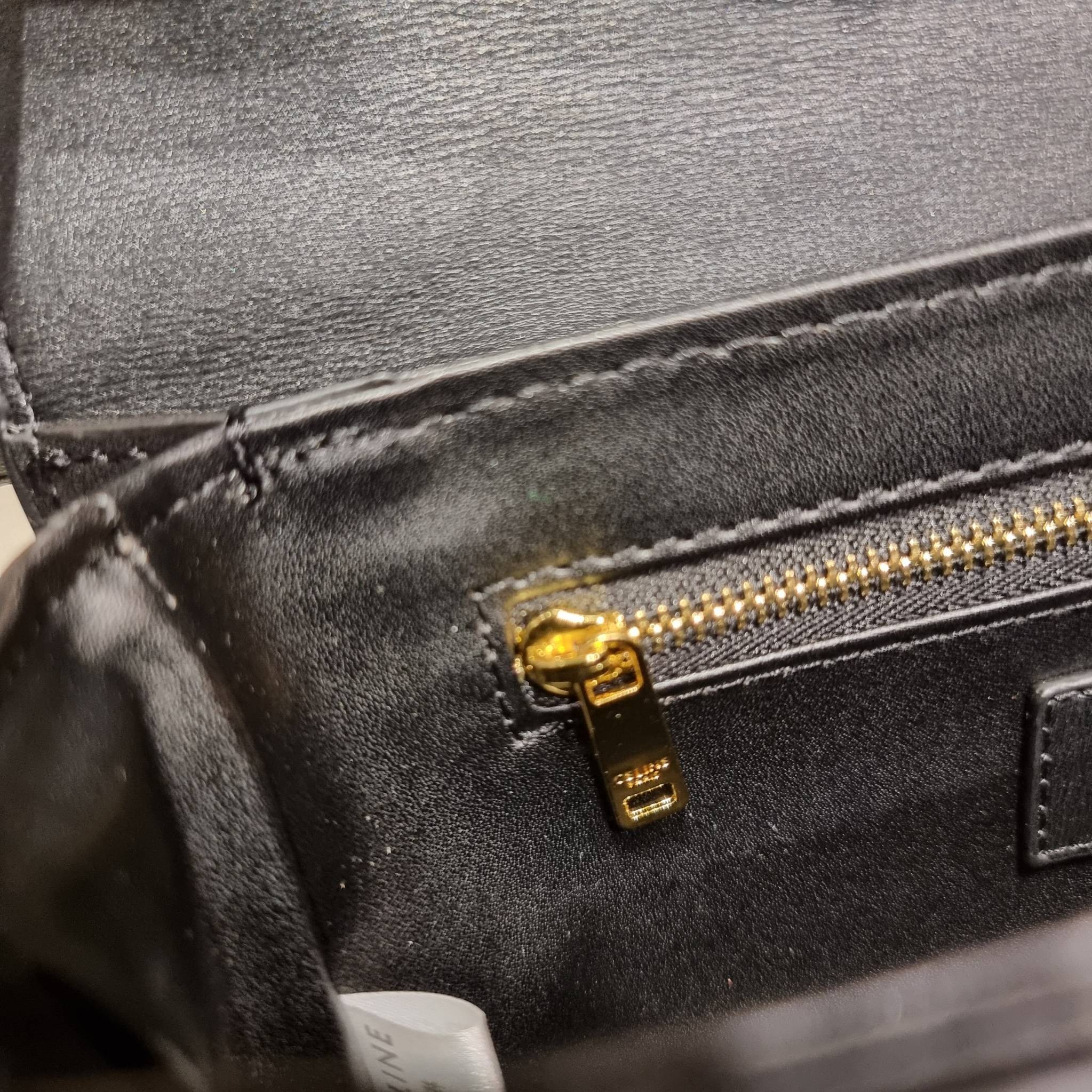 VIP 🥂 CELINE CLASSIQUE TRIOMPHE BAG IN SHINY CALFSKIN ไอเท็มสุดคลาสสิค ที่ขาดไม่ได้ กระเป๋าสะพายทรงสวยคลาสสิค แฝงความผู้ดี ที่ใช้ได้ทั้งชายหญิง วัสดุหนังแท้ เปิด-ปิดด้วยตัวกดล็อค สะดวกใช้มาก ภายในเป็นช่องโล่ง เก็บของได้เป็นสัดส่วน และยังมีช่องซิปใ