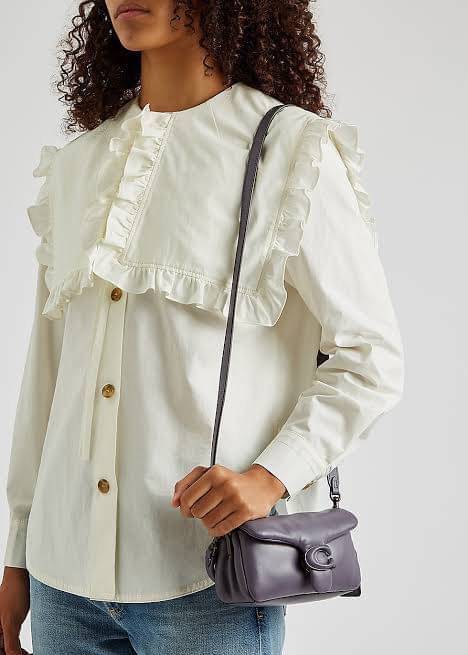 Coach Pillow Tabby Shoulder Bag 18 หนัง nappa หนานิ่ม นุ่มมากๆ รุ่นใหม่ล่าสุดค่ะ! พร้อมโลโก้รุ่นใหม่ด้วยเช่นกัน เพิ่มความหรู ดูดีเข้าไปอีกค่ะ เปิดปิดกระเป๋าแบบกระดุมแมาเหล็ก ภายในมีช่องใส่ของสองช่อง; สามารถใส่กระเป๋าเงินใบสั้นได้;พาสปอร์ตได้;มือถือได้ ค่ะ