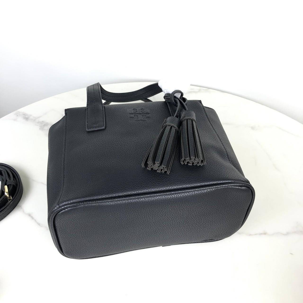 TORY BURCH Handbag / TORY BURCH shoulder bag พร้อมส่งที่ไทย กระเป๋าถือ หรือสะพาย TORY BURCH เปิด - ปิดกระเป๋าด้วยซิป ด้านในมีช่องซิป 1 ช่อง ช่องใส่ของ 1 ช่อง หูจับสูง 12 cm มาพร้อมสายสะพายยาว สามารถถอดและปรับได้ 3 ระดับค่ะ