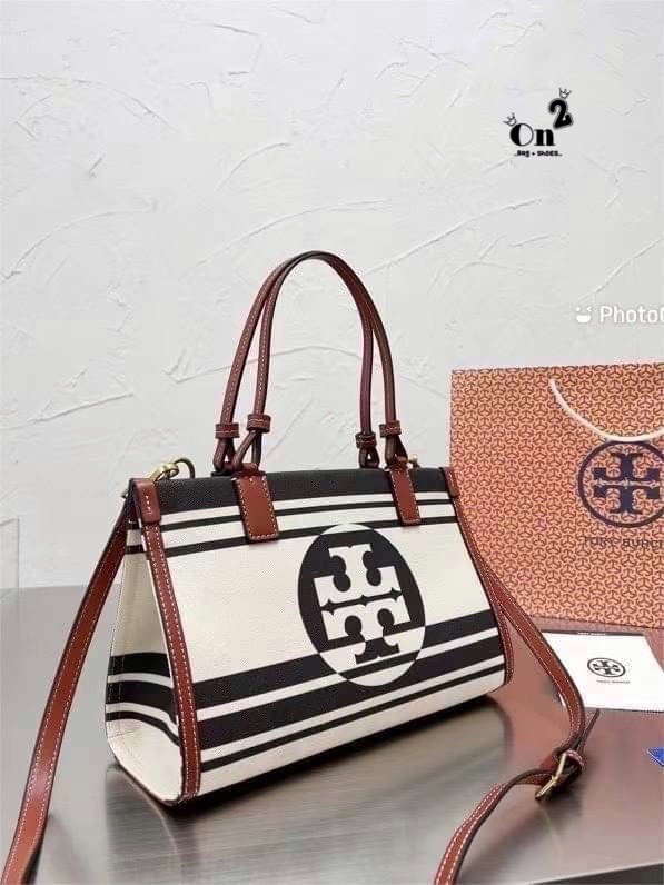 Tory Burch Ella Jacquard Stripe Tote มี 2 ขนาด 10" 13" กระเป๋าสะพาย Tory 😍😍ทรง tote มาใหม่ ผ้าแคนวาสอย่างดี ตัดขอบหนังสีน้ำตาลขนาดกำลังดี จุของได้เยอะเลยค่ะ งานจริงสวยน่าใช้มากๆ