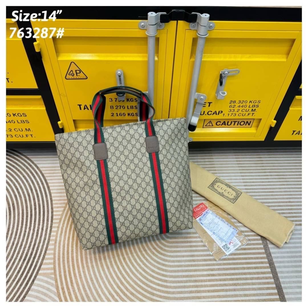 GUCCI GG Tender medium tote bag กระเป๋าทรงโท้ทสุดคลาสสิค เพิ่มกลิ่นอายความโมเดิร์นให้กับดีไซน์แถบสีเขียวแดง สวยเด่นเป็นเอกลักษณ์ใช้ได้บ่อยไม่มีเบื่อ