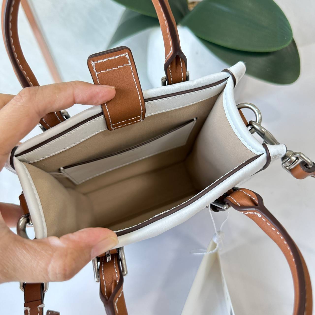 Tory Burch Mini T Monogram Denim Tote / Tory Burch T Monogram Jacquard Denim Mini Tote กระเป๋าทรงโท้ทไซส์มินิ T Monogram รูปแบบคลาสสิค ตัดเย็บอย่างดี คอลใหม่ห้ามพลาดคะ