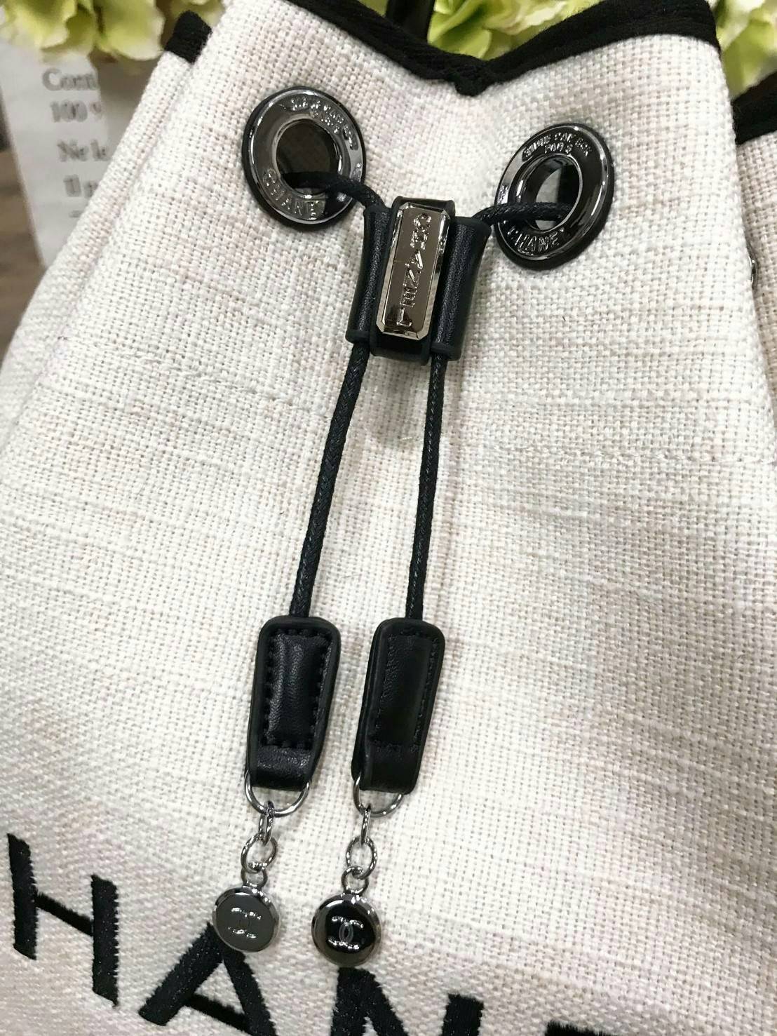 Chanel Beaute Black Canvas Drawstring Backpack Limited Edition ใหม่ล่าสุดใบใหญ่จุใจ น้ำหนักเบา วัสดุ Canvas + Polyester 100% เนื้อหนาอยู่ทรงสวยด้านหน้าปักโลโก้แบรนด์คลาสสิค เปิดปิดแบบหูรูด Drawstring อะไหล่แบรนด์ ซับใน Polyester มีโลโก้และช่องซิป สามารถใส