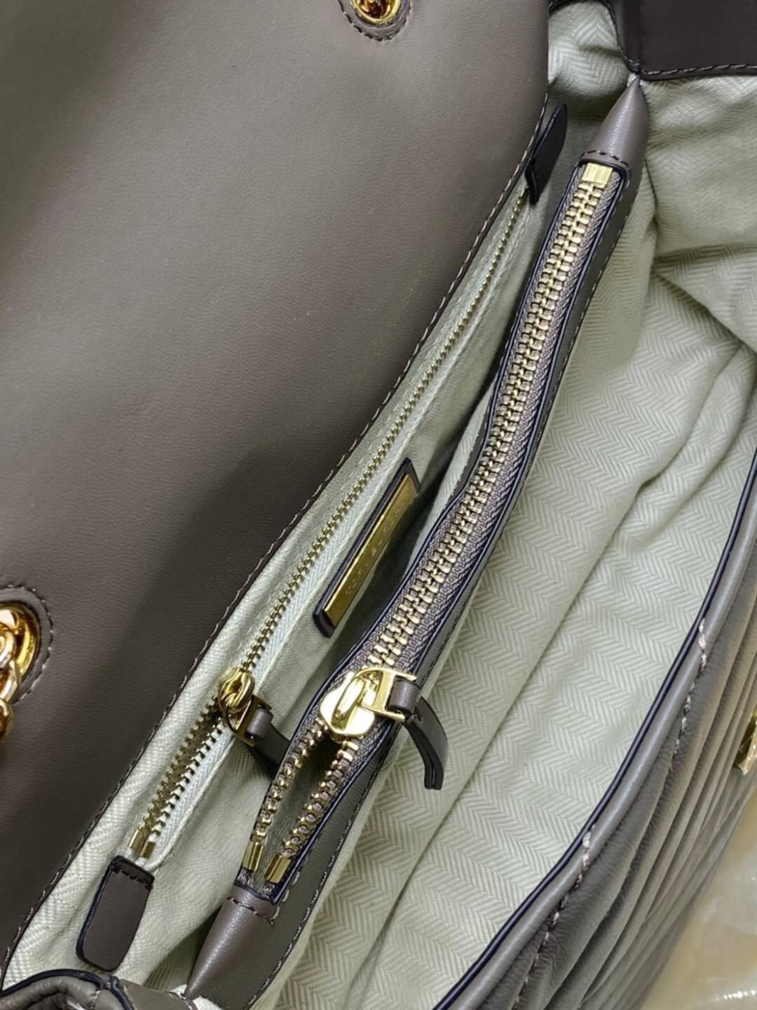 Large : Tory Burch Kira Chevron Quilted Convertible Leather Crossbody Bag เป็นกระเป๋าที่ใช้ในการออกงานสำคัญหรือวันที่มีปาร์ตี้สังสรรค์ คุณควรเลือกใช้กระเป๋าที่มีดีไซน์สะดุดตา เพราะจะช่วยยกระดับและเพิ่มเสน่ห์ให้กับตัวคุณเองมากยิ่งขึ้น หากเป็นงานทางการ เช่น