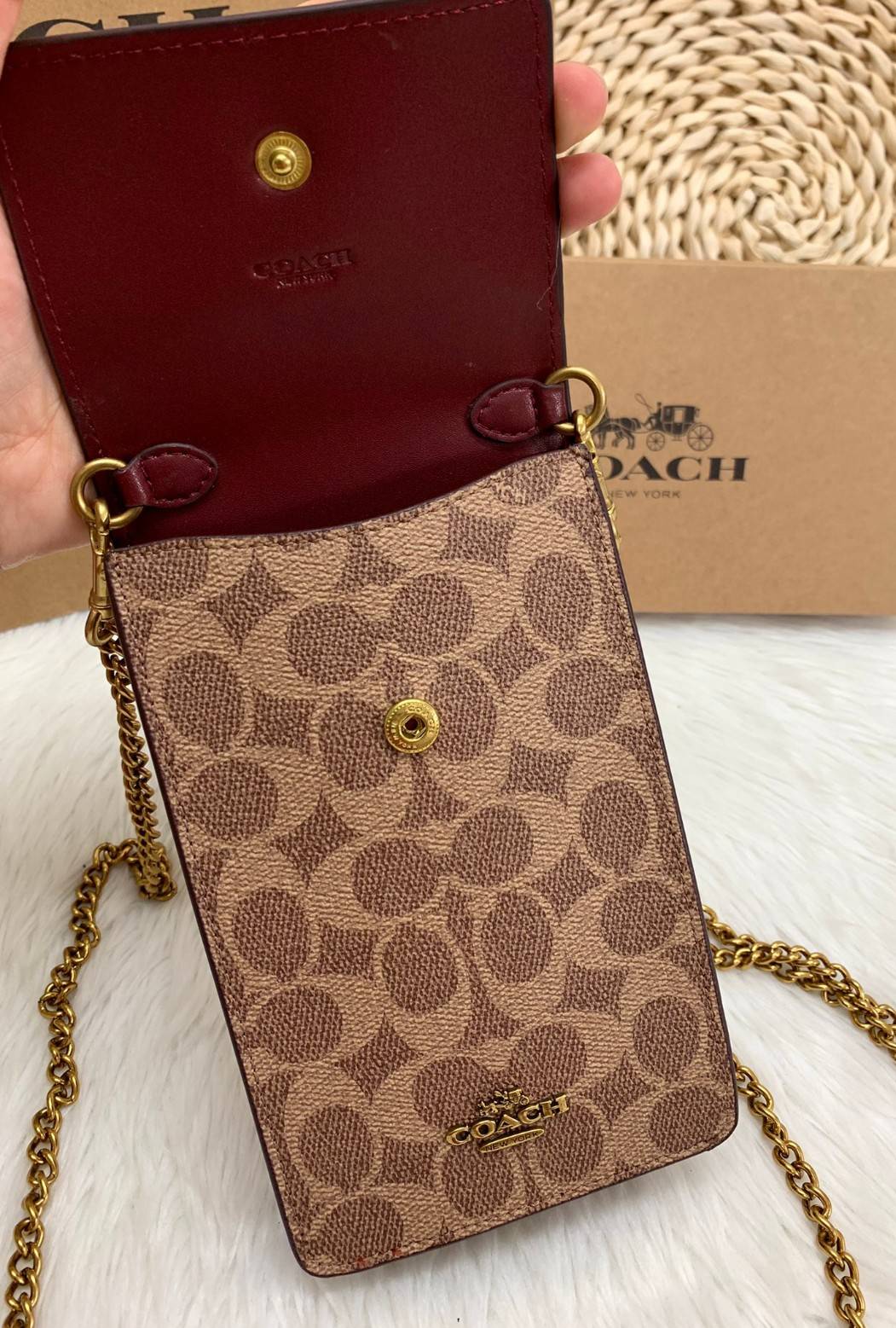 COACH PHONE CASE CROSSBODY BAG ((73486//76988//76357//39955//91046)) COACH NORTH/SOUTH CROSSBODY IN SIGNATURE CANVAS กระเป๋าใส่โทรศัพท์รุ่นนี้ มีความโดดเด่นทั้งดีไซน์และคุณสมบัติในการใช้งาน ด้วยลวดลายที่มีซิกเนเจอร์เป็นเอกลักษณ์แล้ว ด้านหลังยังมีช่องใส่กา